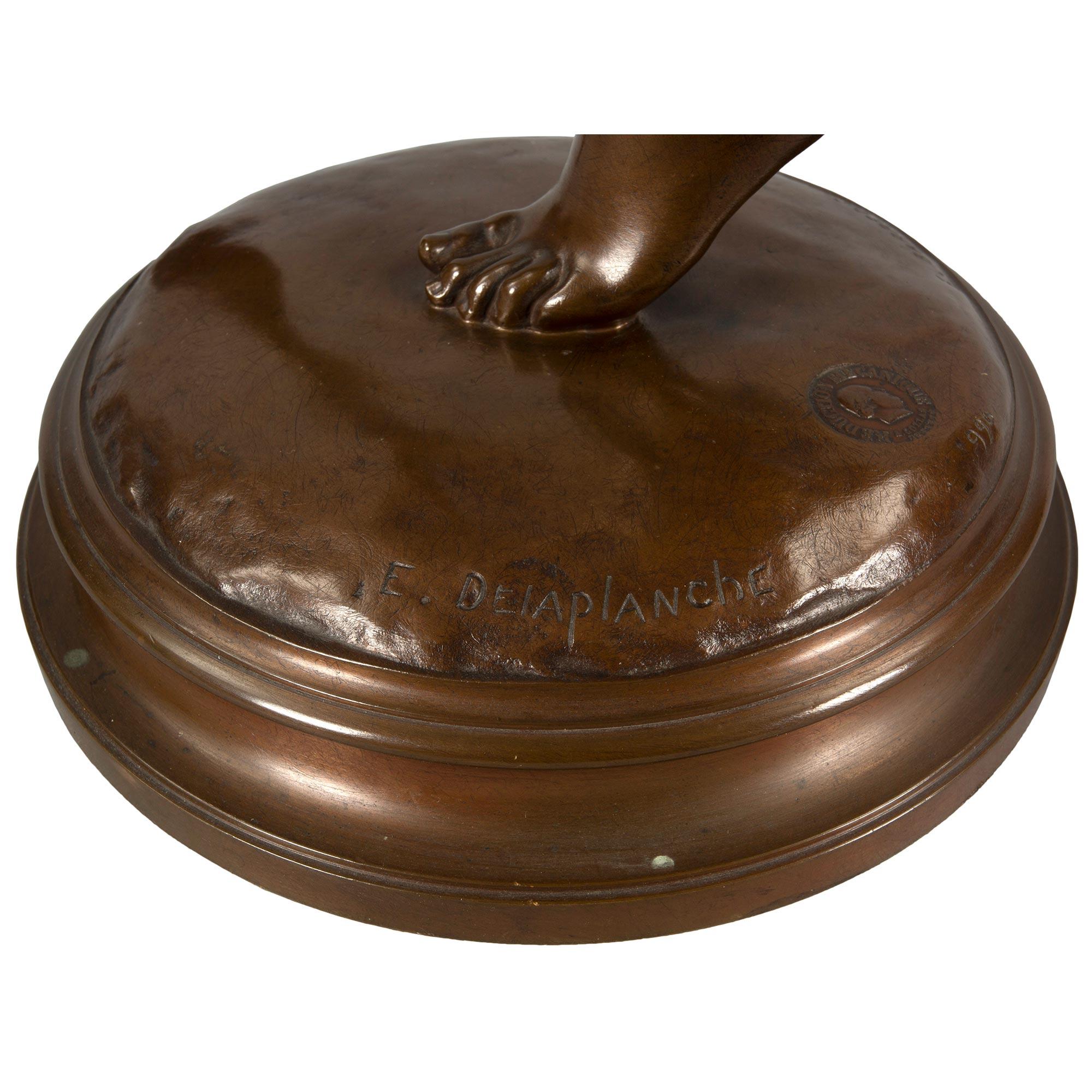 Bronze patiné français du 19ème siècle représentant une psychédélique souriante, signé E. Delaphanche en vente 1