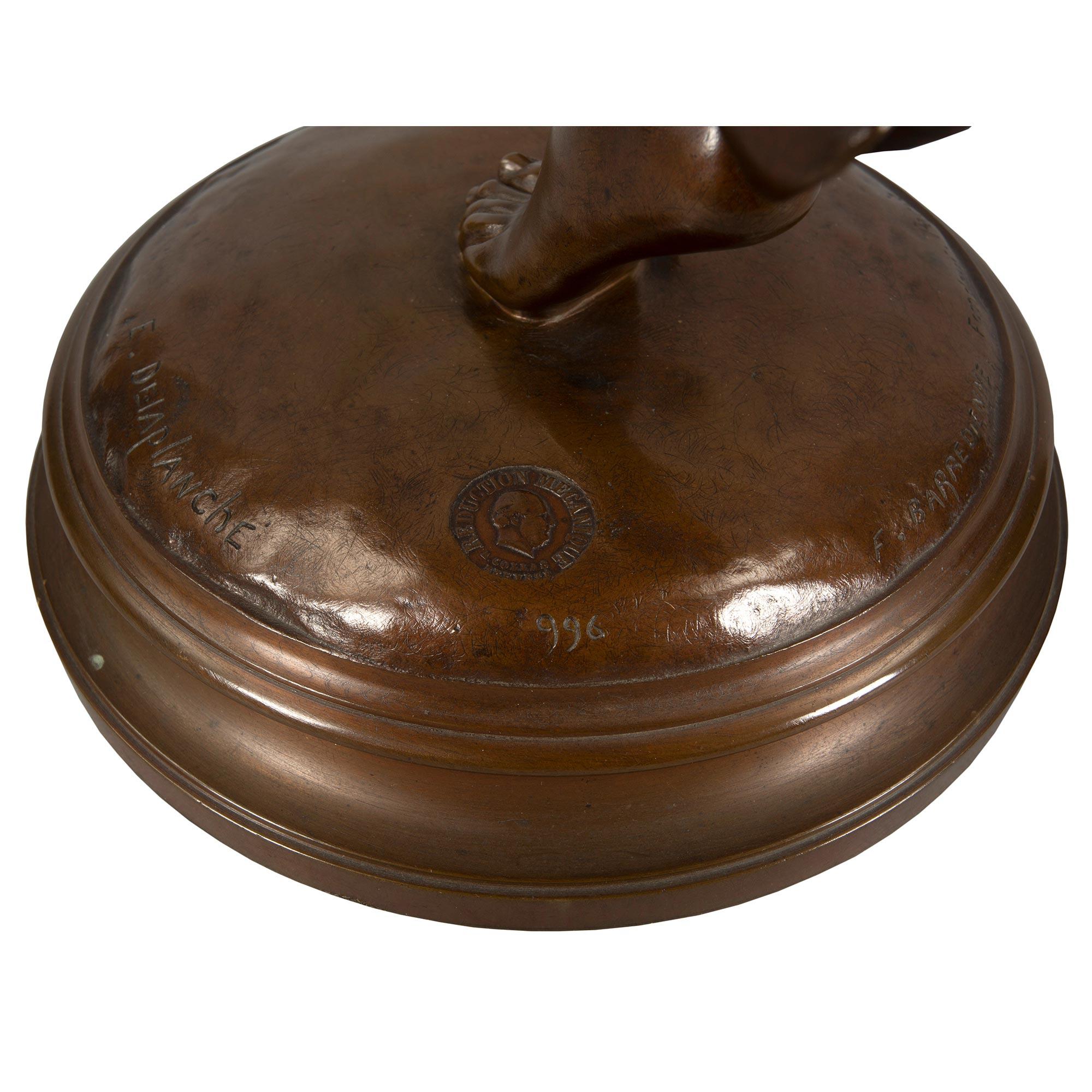 Bronze patiné français du 19ème siècle représentant une psychédélique souriante, signé E. Delaphanche en vente 2