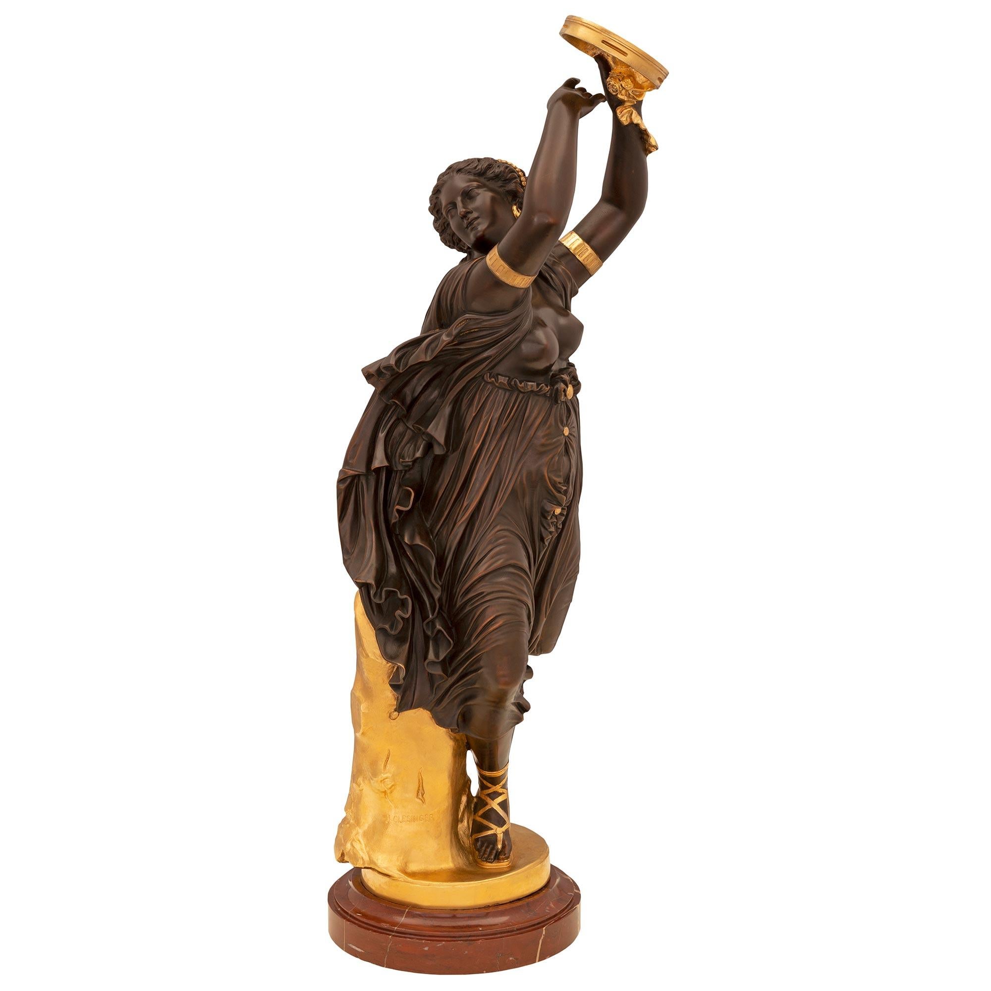Magnifique statue de très haute qualité en bronze patiné, bronze doré et marbre Rouge Royale du XIXe siècle, signée J. Clésinger. La statue est surélevée par un élégant socle circulaire en marbre Rouge Royale avec une fine bordure mouchetée. La