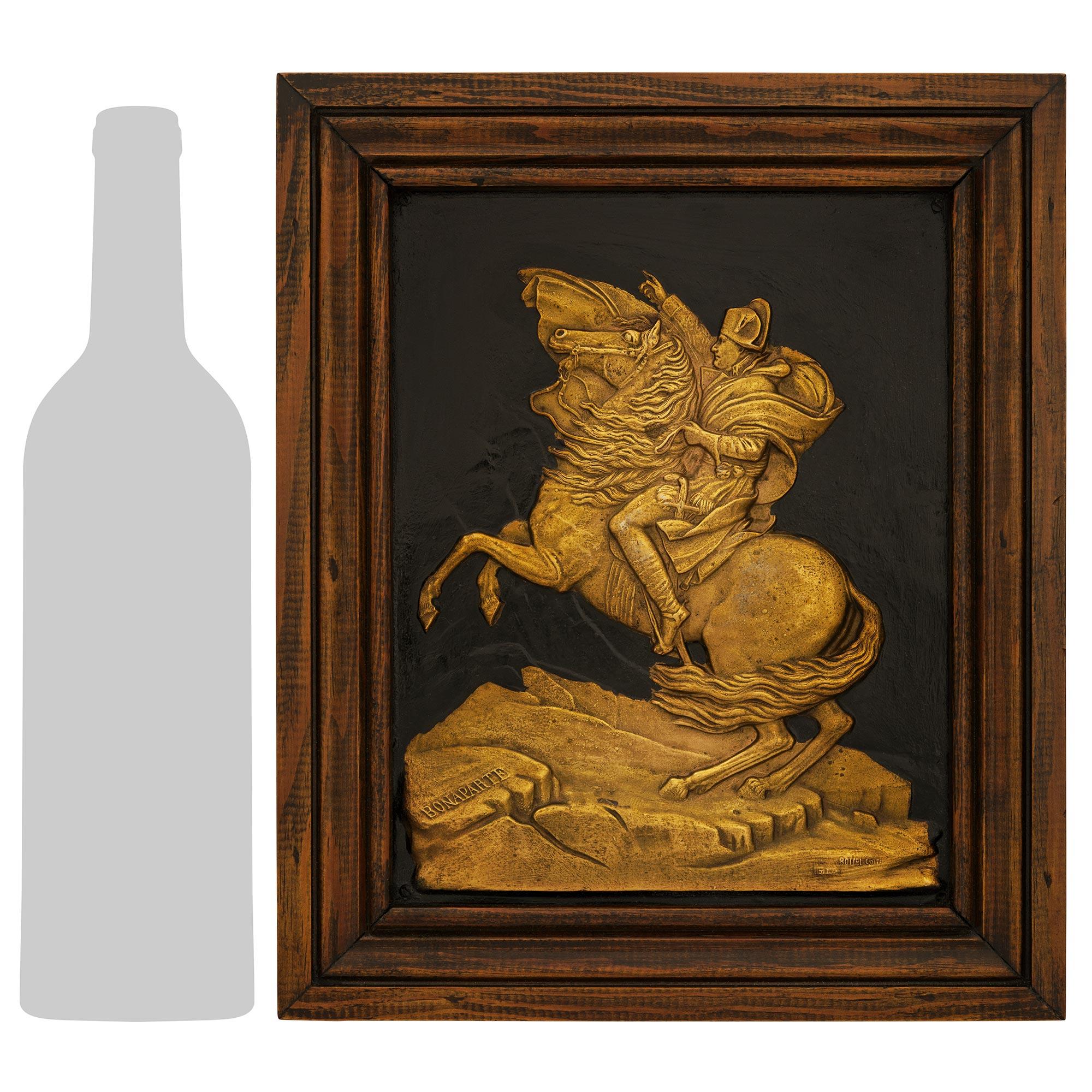 Una bella targa francese del XIX secolo in bronzo patinato, ormolu e Oak di alta qualità raffigurante Napoleone. Questa splendida targa decorativa è incastonata nella sua cornice originale in Oak che circonda lo sfondo in bronzo patinato. Al centro