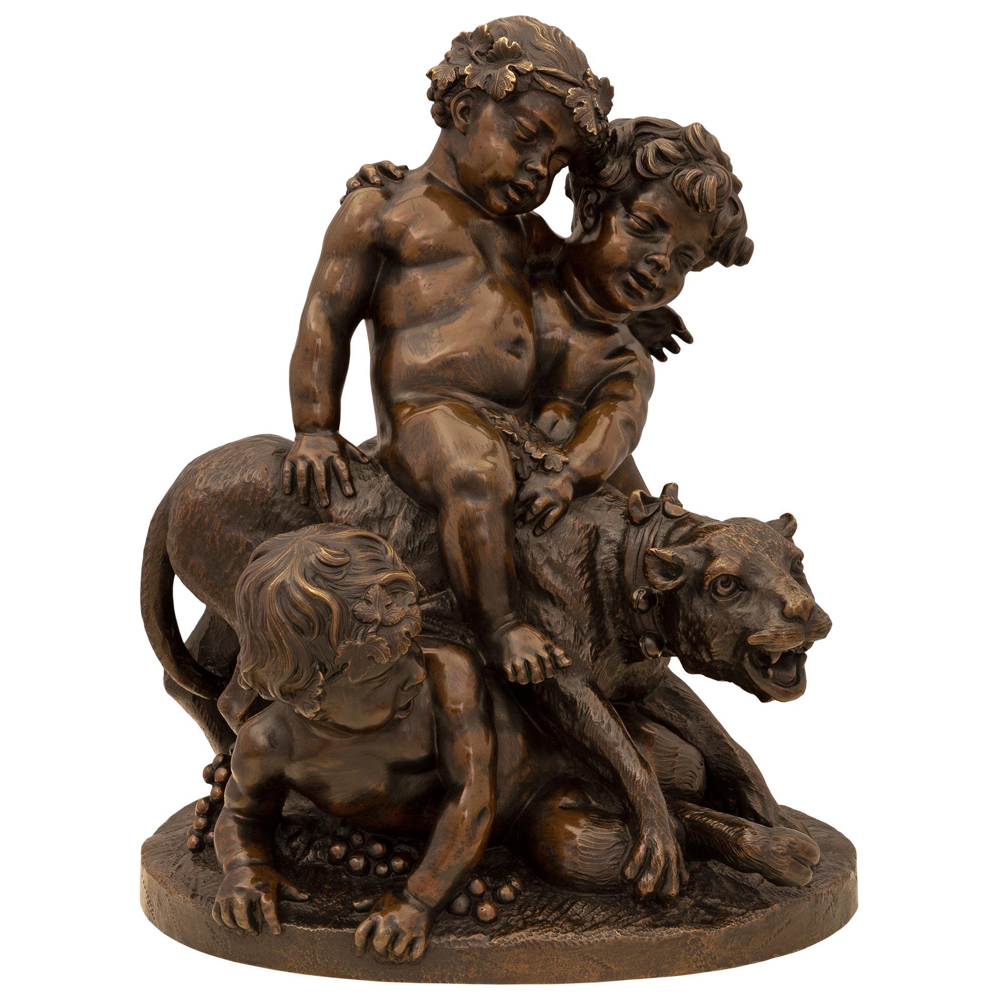 Eine charmante und sehr hochwertige französische Bronzestatue aus dem 19. Jahrhundert, patiniert. Die Statue steht auf einem länglichen Sockel mit einem wunderschön ausgeführten Bodenmuster, auf dem drei betrunkene bacchantische Putten und ein