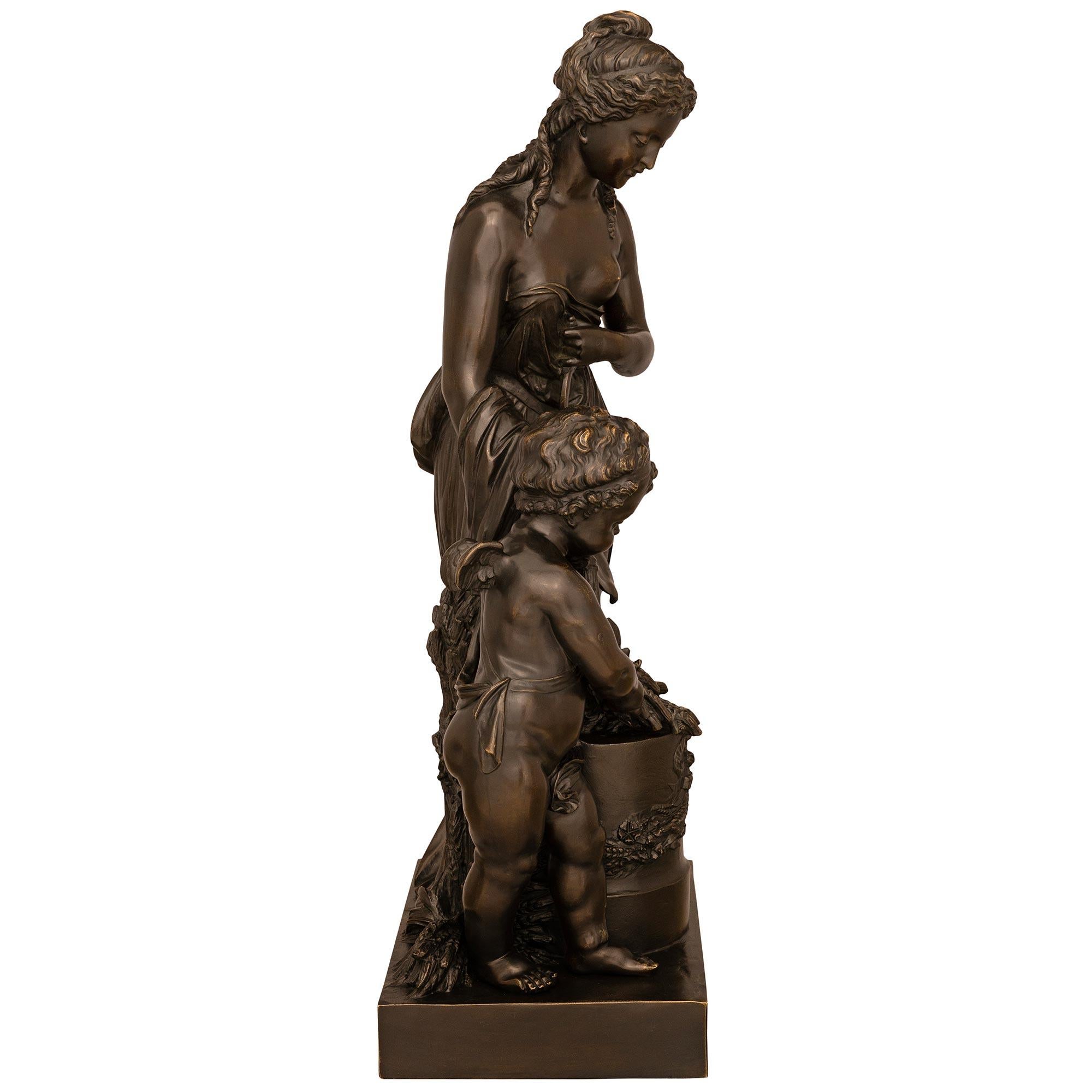Patiné Statue française du 19ème siècle représentant une femme et un enfant, signée Stella en vente