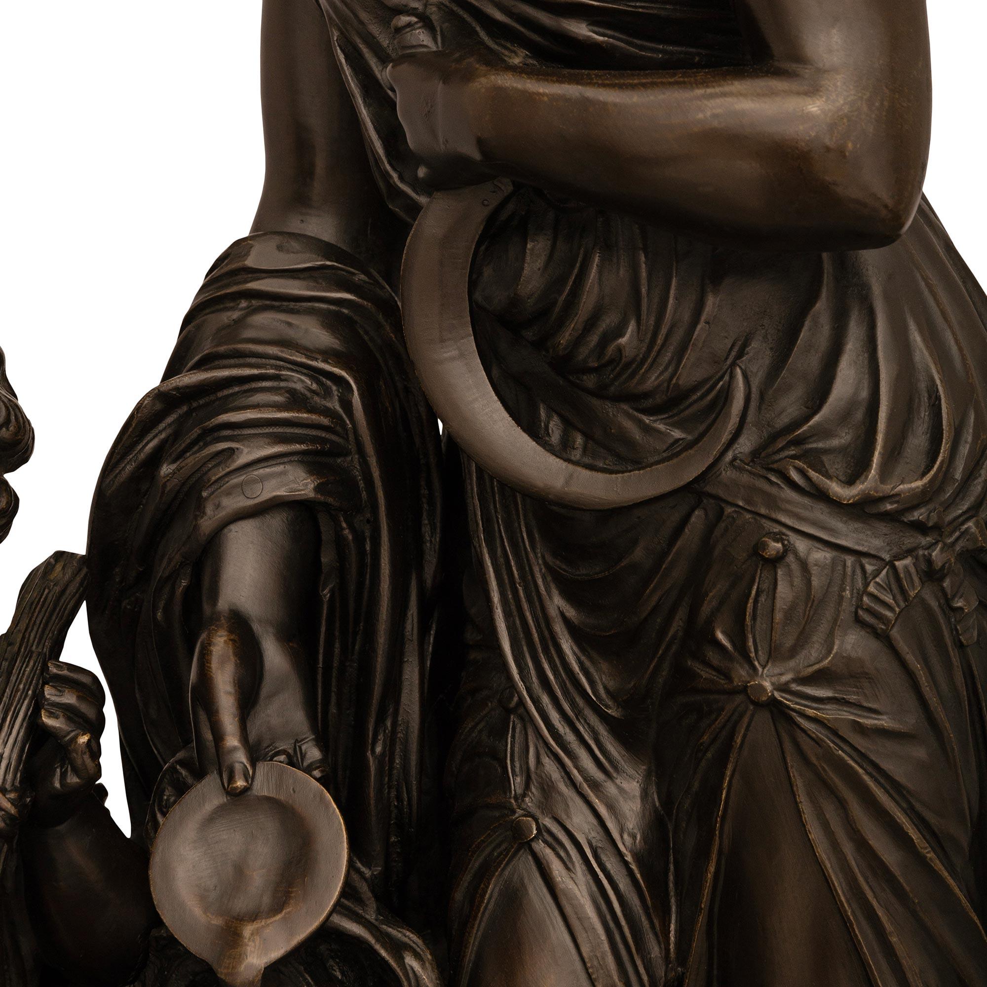Französische patinierte Bronzestatue einer Frau und eines Kindes aus dem 19. Jahrhundert, signiert Stella im Angebot 1