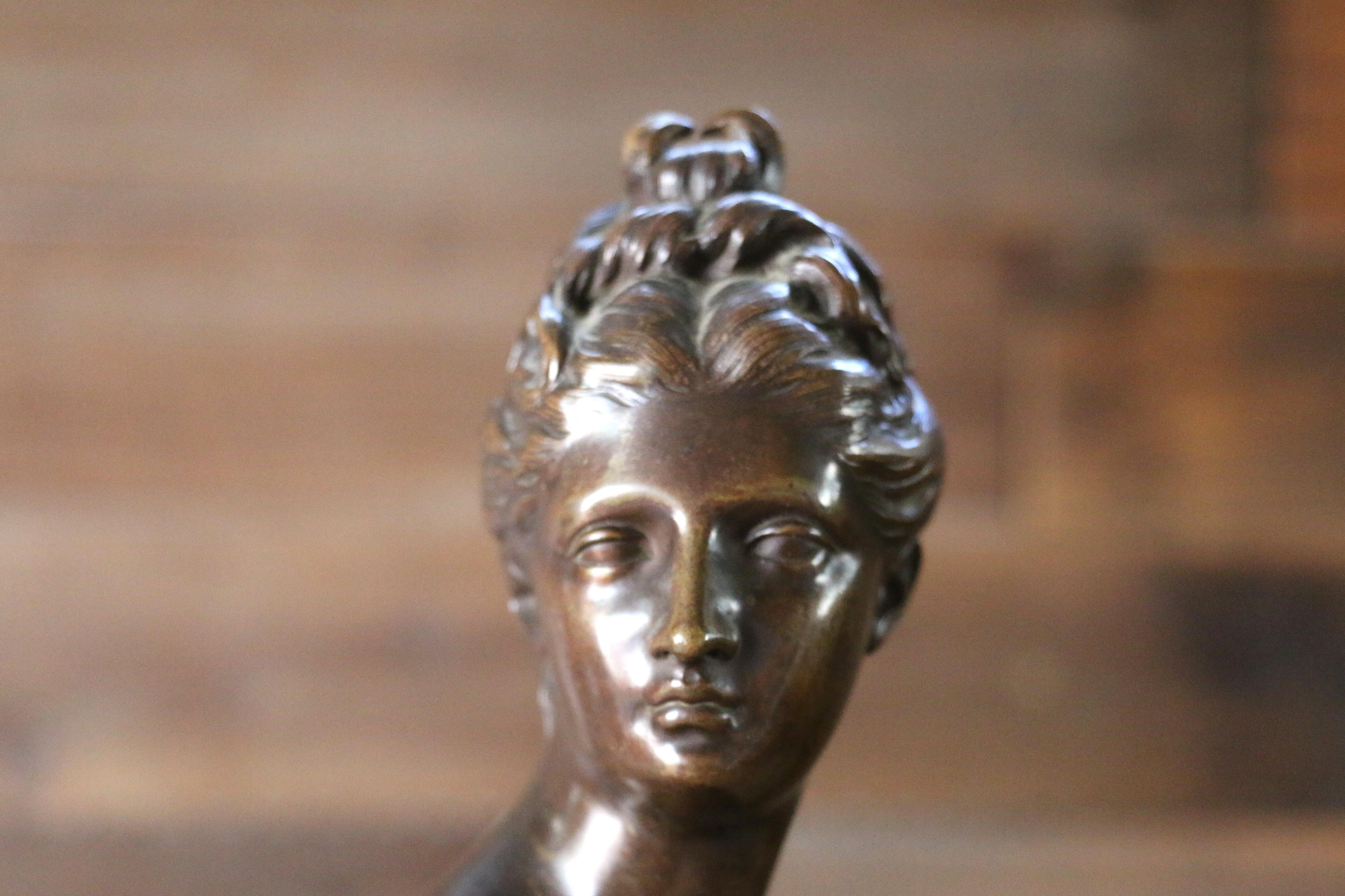 Statua in bronzo patinato francese del XIX secolo di Diana cacciatrice di Jean-Antoin in vendita 1