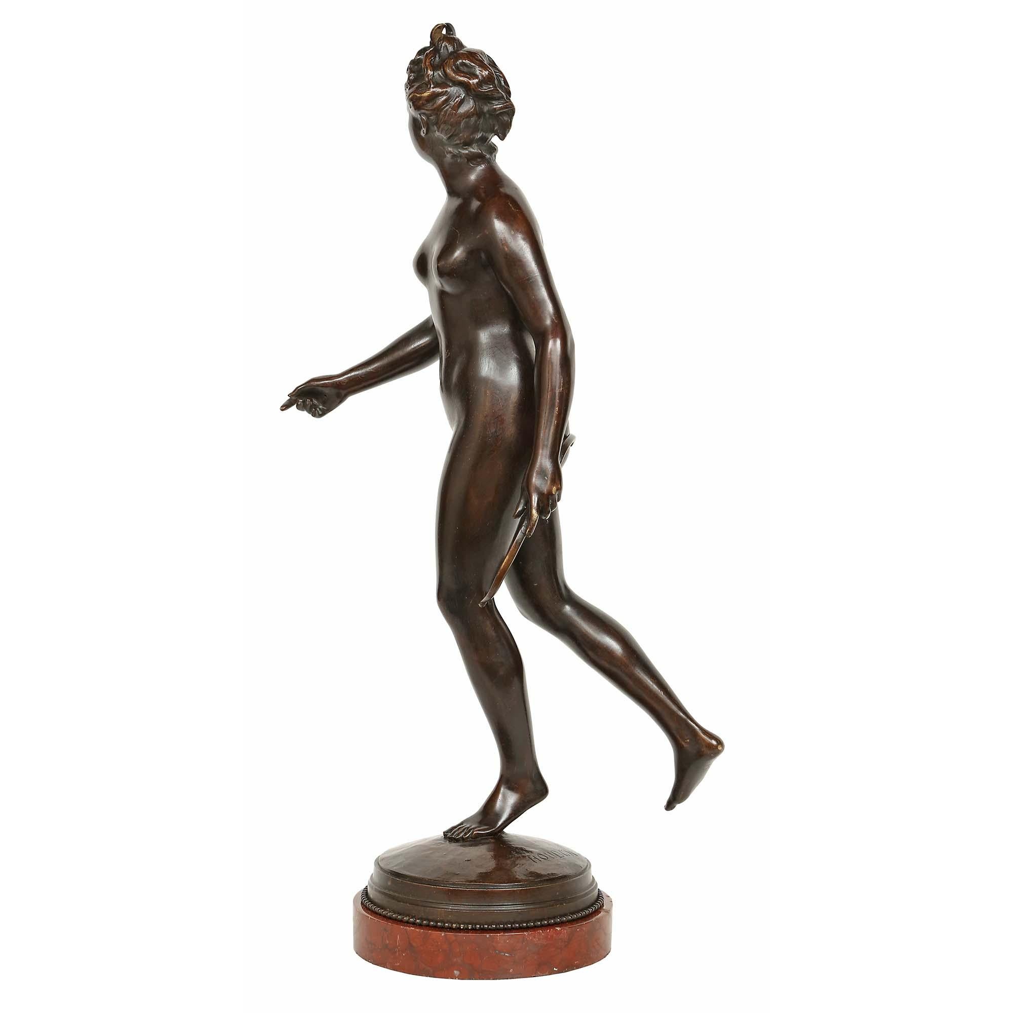 Français Statue française du 19ème siècle en bronze patiné représentant Diane la chasseresse en vente