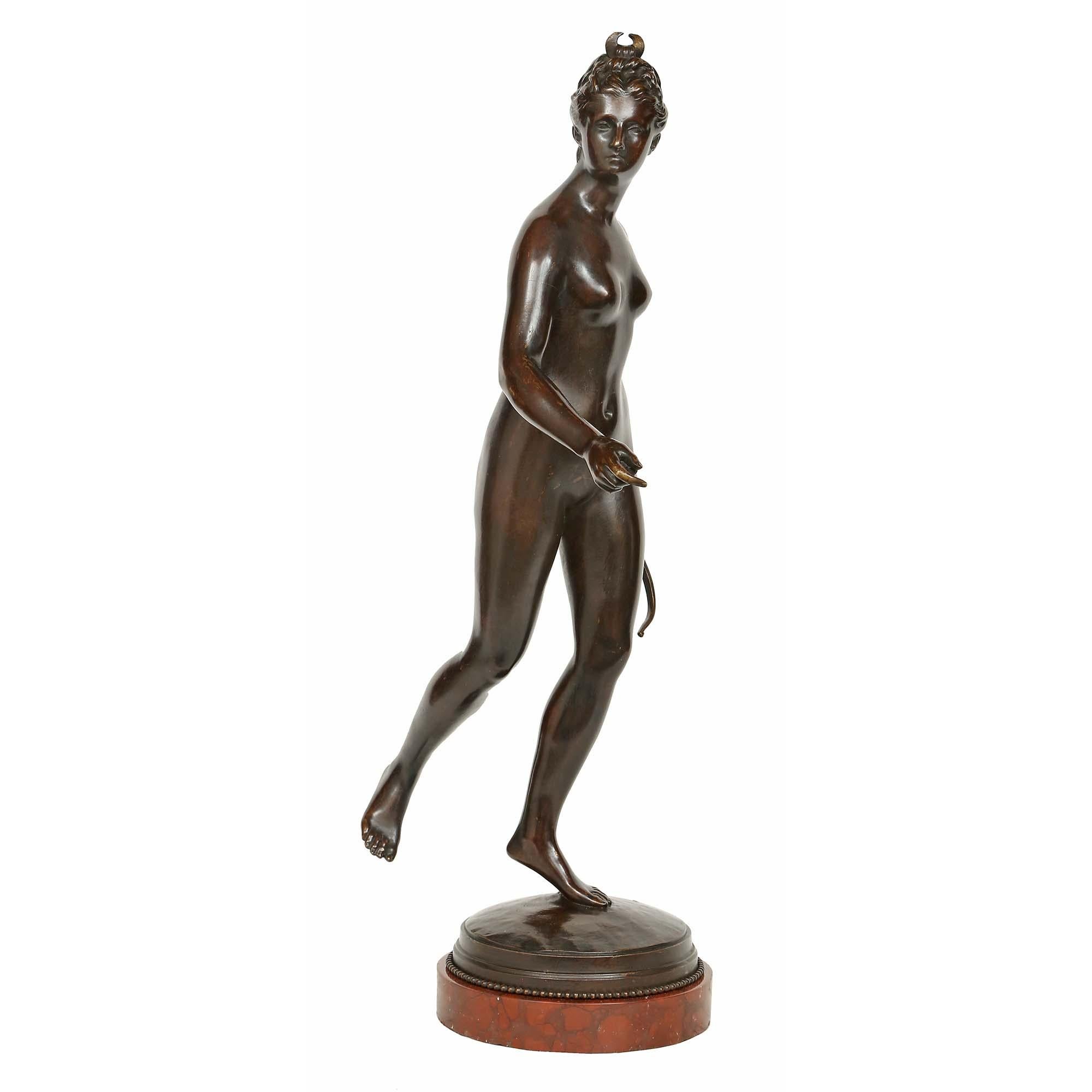 XIXe siècle Statue française du 19ème siècle en bronze patiné représentant Diane la chasseresse en vente