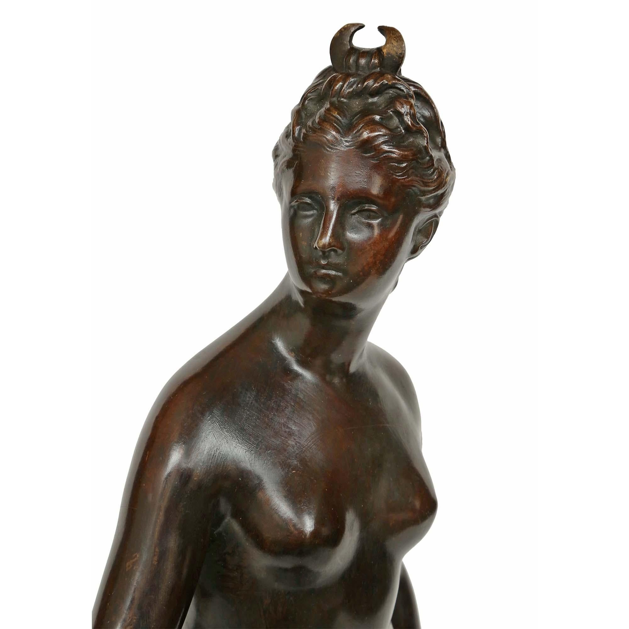 Statue française du 19ème siècle en bronze patiné représentant Diane la chasseresse en vente 1