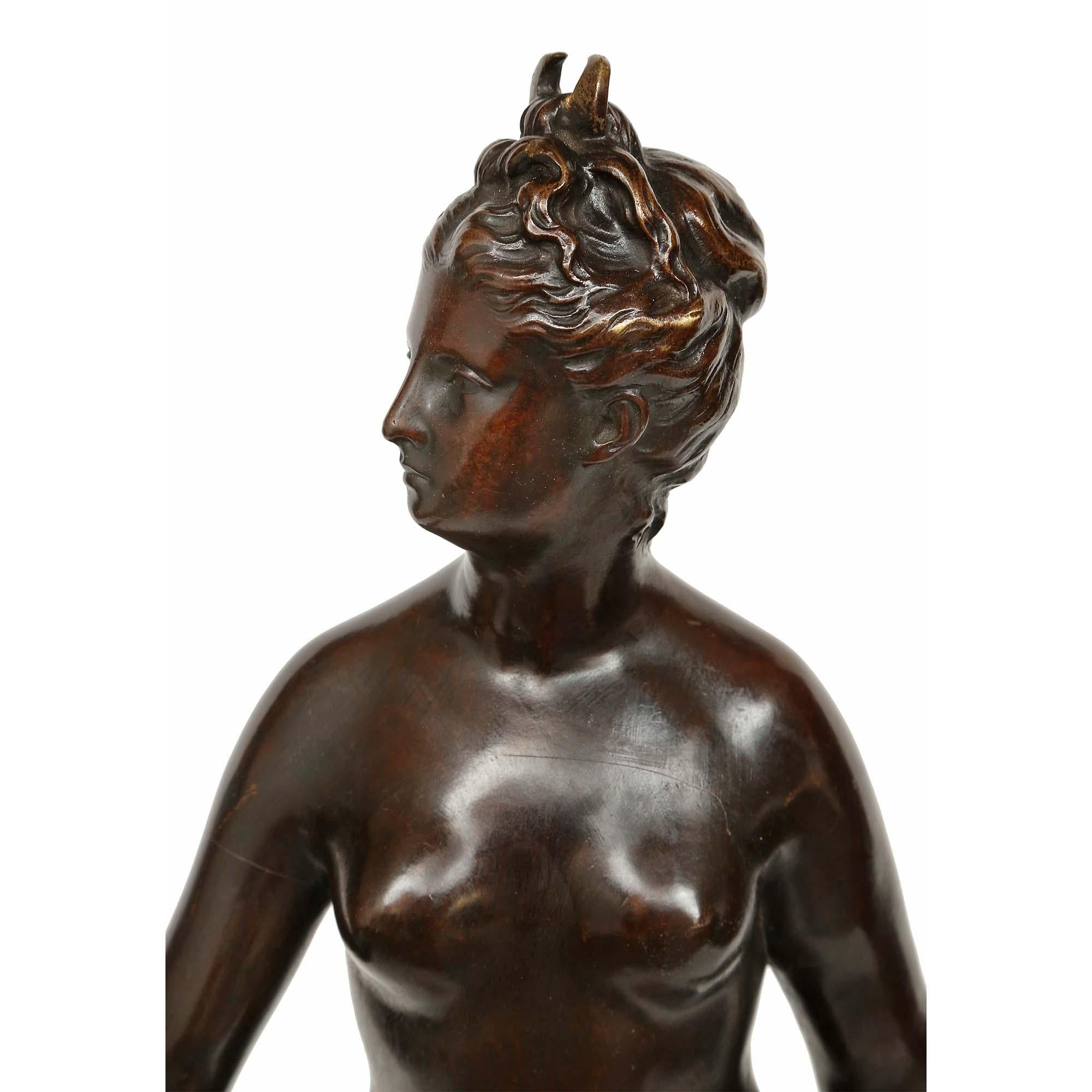 Statue française du 19ème siècle en bronze patiné représentant Diane la chasseresse en vente 2