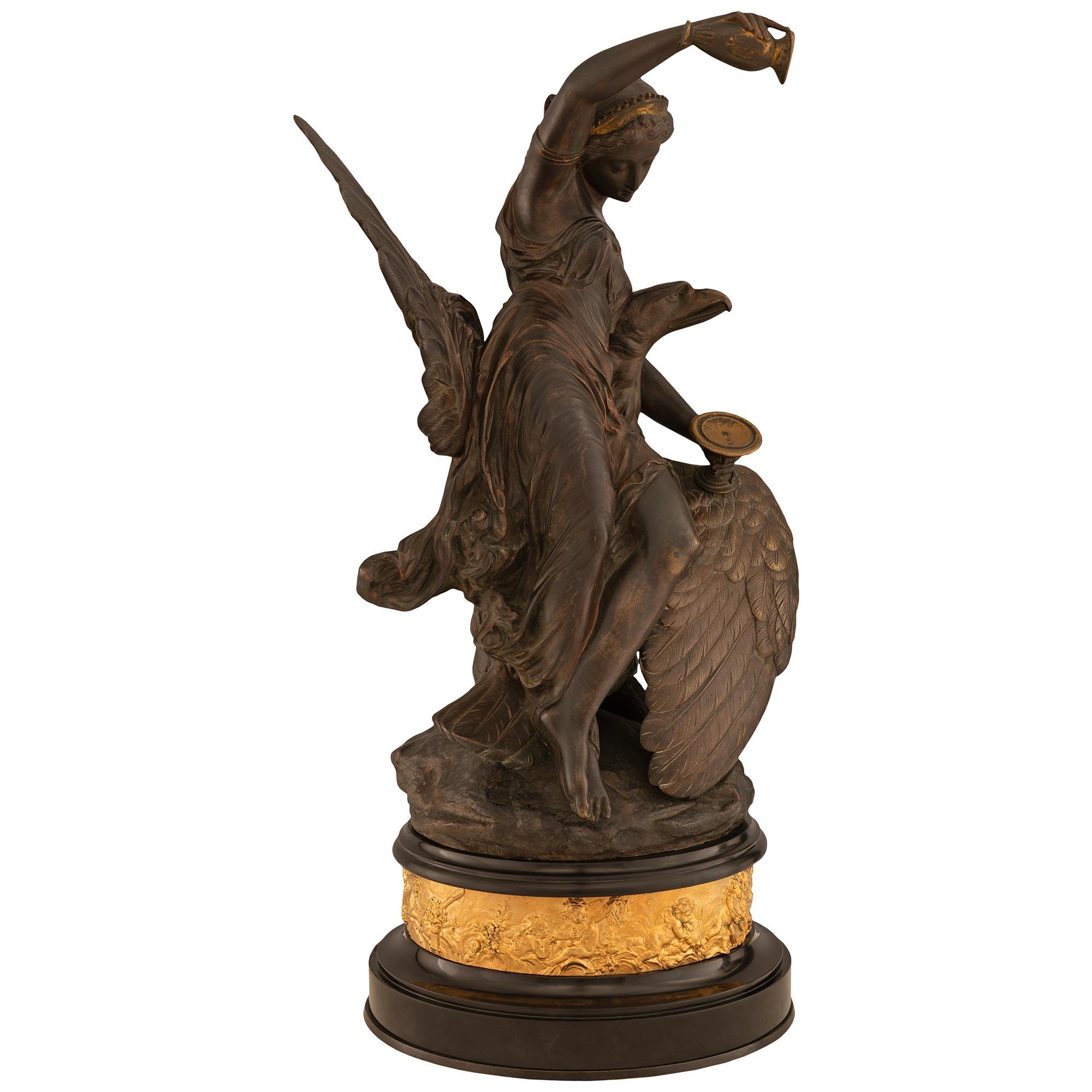 Francese Statua in bronzo patinato francese del XIX secolo raffigurante Ebe e l'aquila di Giove in vendita