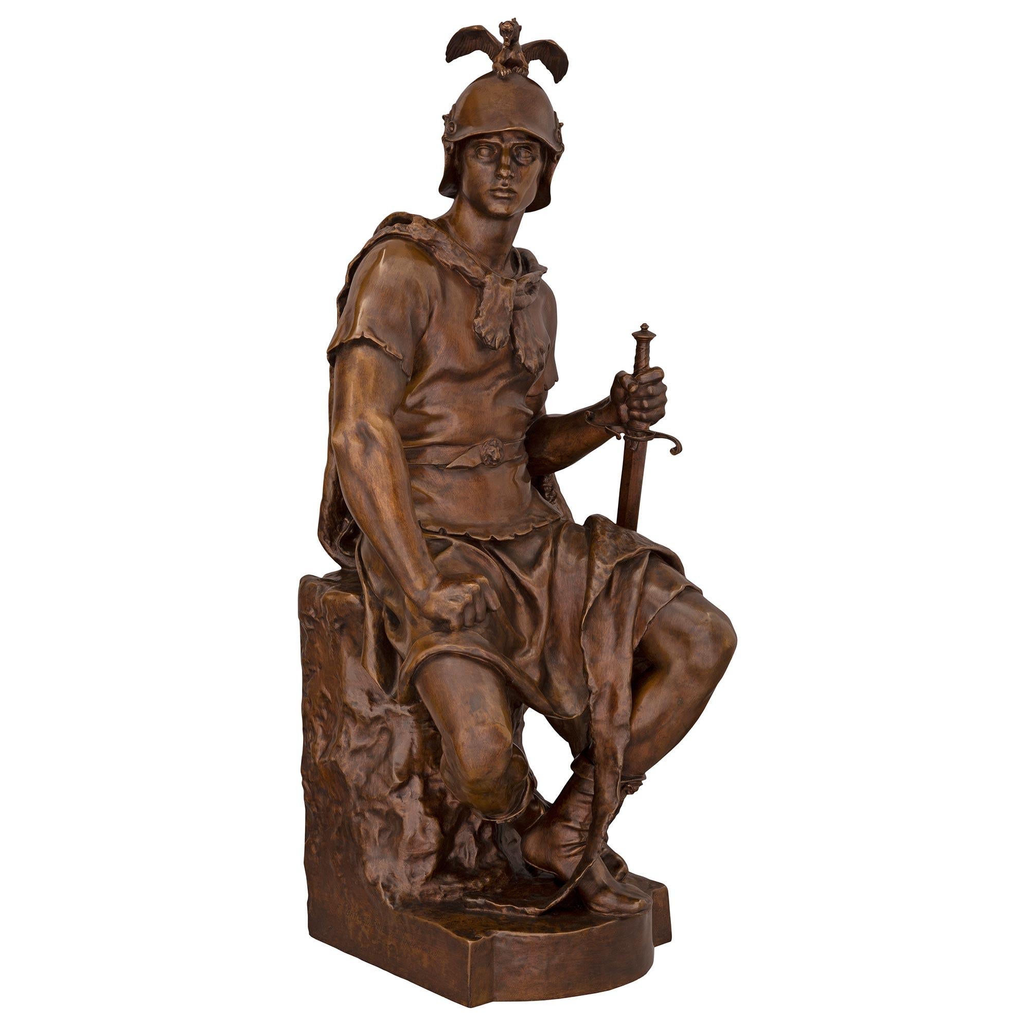 Exceptionnelle statue française en bronze patiné du XIXe siècle signée P. Dubois et F. Barbedienne. La statue, intitulée Le Courage Militaire, est surmontée d'une base carrée à l'avant arrondi. Au-dessus, le beau soldat est assis sur un tronc