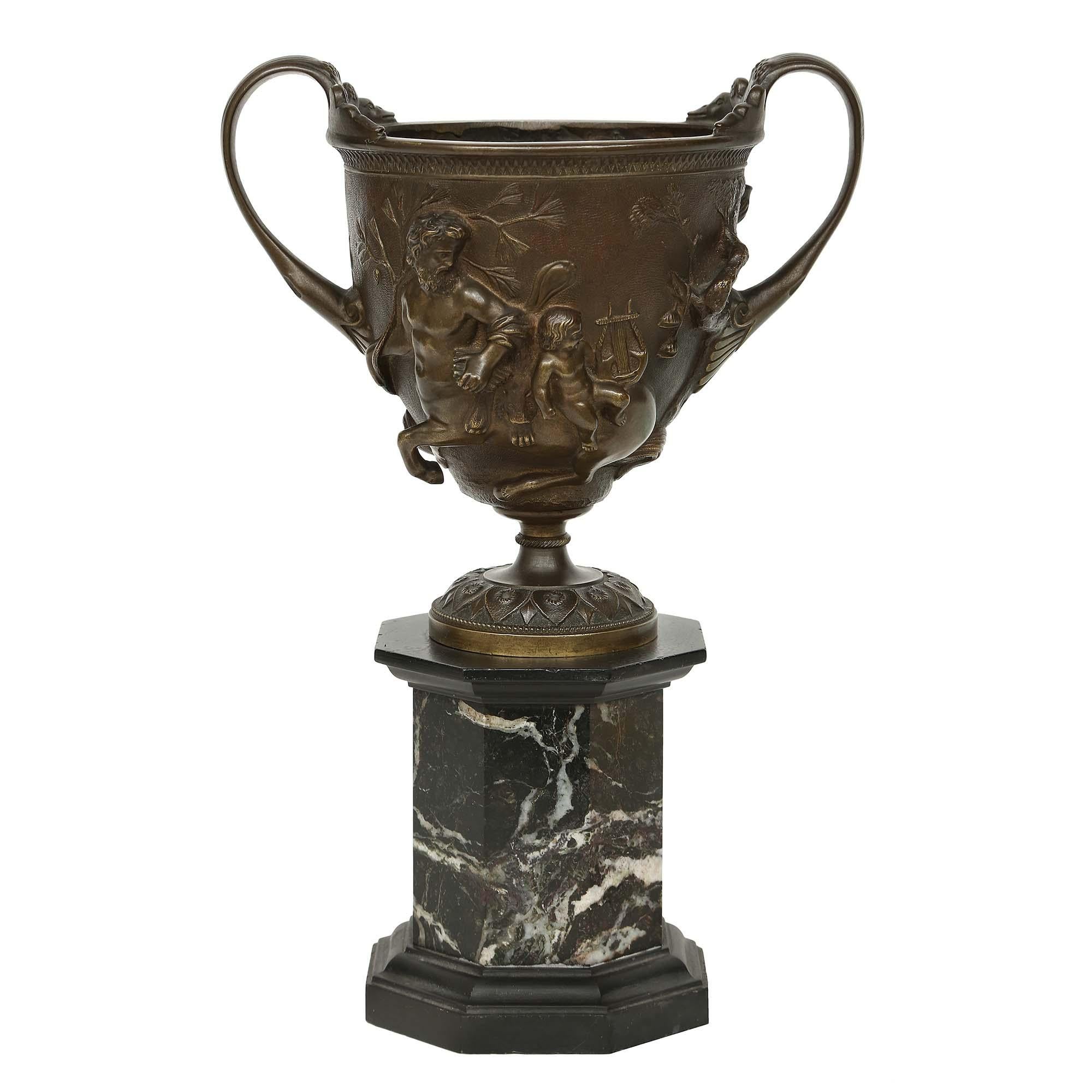 French 19th Century Patinated Bronze Tazza on a Black Belgium Marble Base For Sale 2