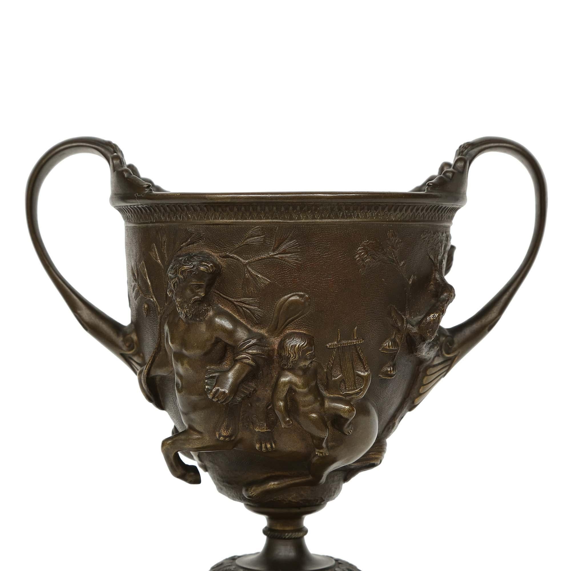 Bronzo Tazza francese del XIX secolo in bronzo patinato su base in marmo nero del Belgio in vendita