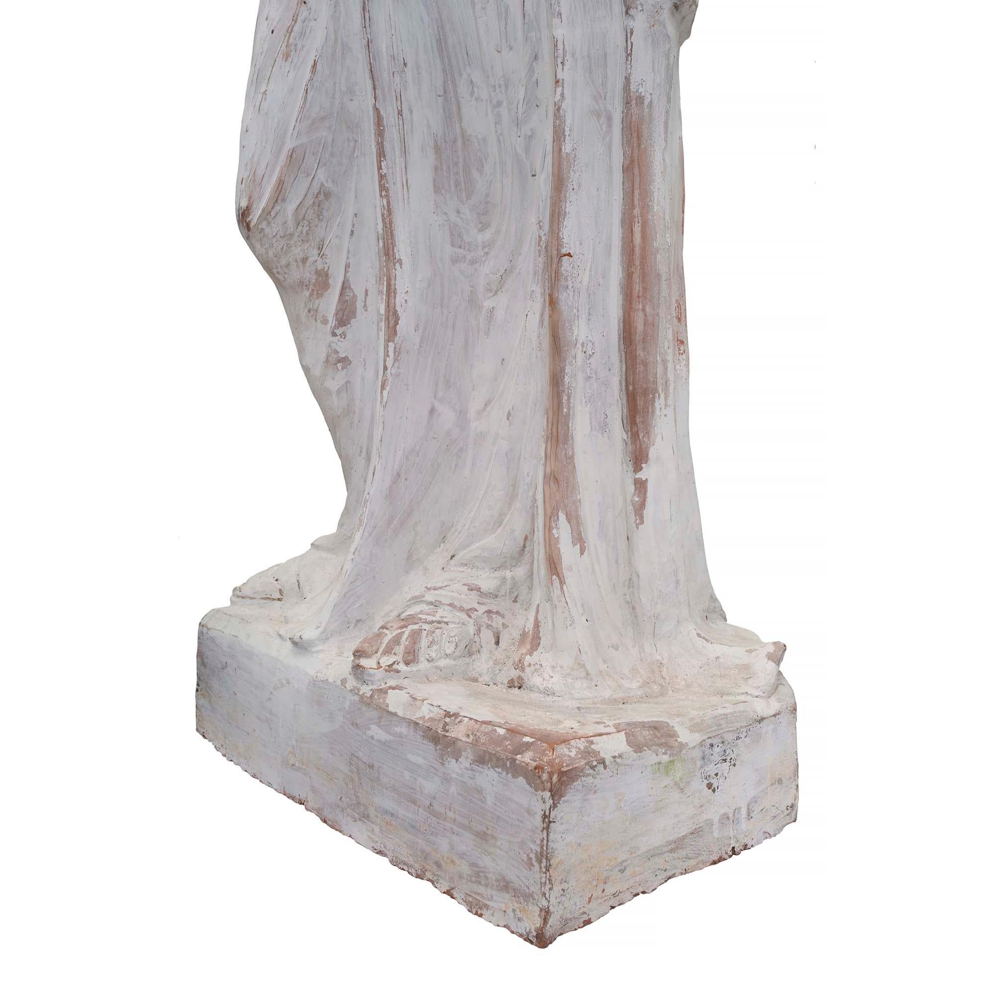 Patinierte Terrakotta-Statue einer Jungfrau aus dem 19. Jahrhundert im Angebot 2