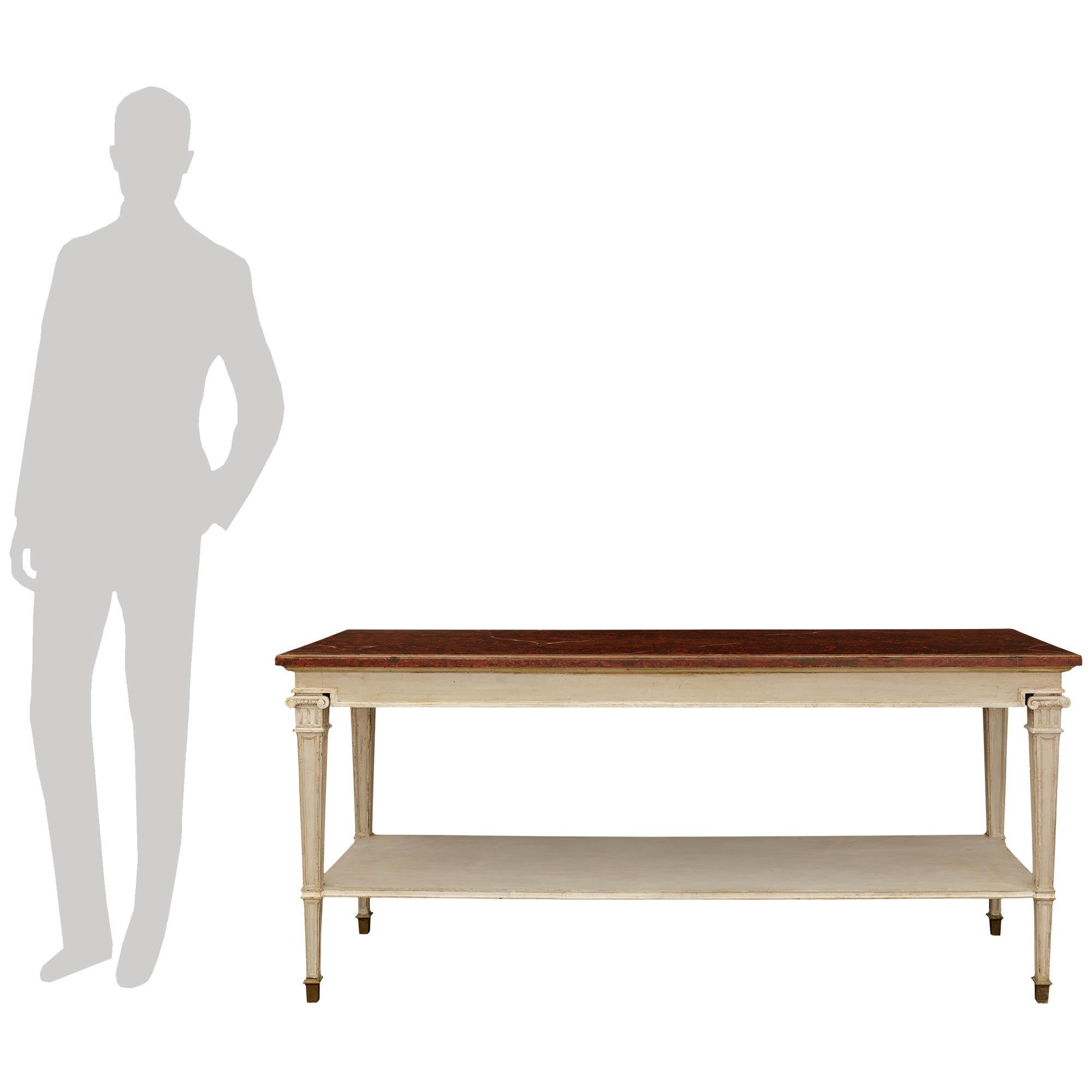 Preciosa y elegantísima mesa de centro/servicio francesa del siglo XIX, de estilo Luis XVI, de madera patinada y mármol pintado de imitación. Esta maravillosa mesa rectangular se alza sobre cuatro patas esbeltas y ahusadas con bandas moteadas y