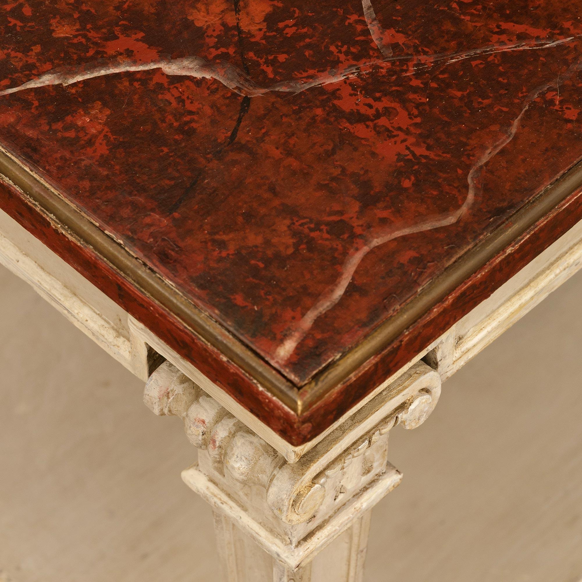 Mesa de centro/servicio francesa del siglo XIX de madera patinada y mármol de imitación en Bueno estado para la venta en West Palm Beach, FL