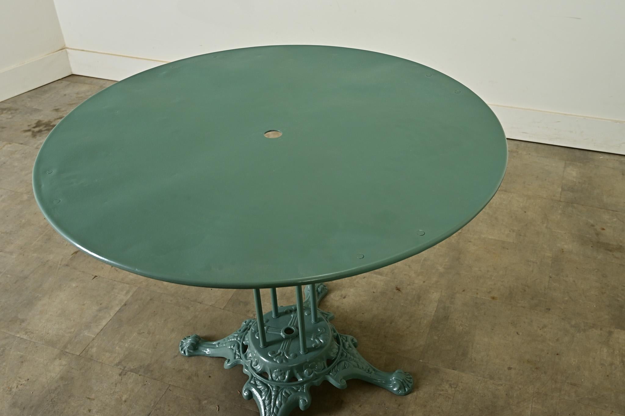 Französischer Terrassentisch des 19. Jahrhunderts in neuer Pulverbeschichtung im Zustand „Gut“ im Angebot in Baton Rouge, LA
