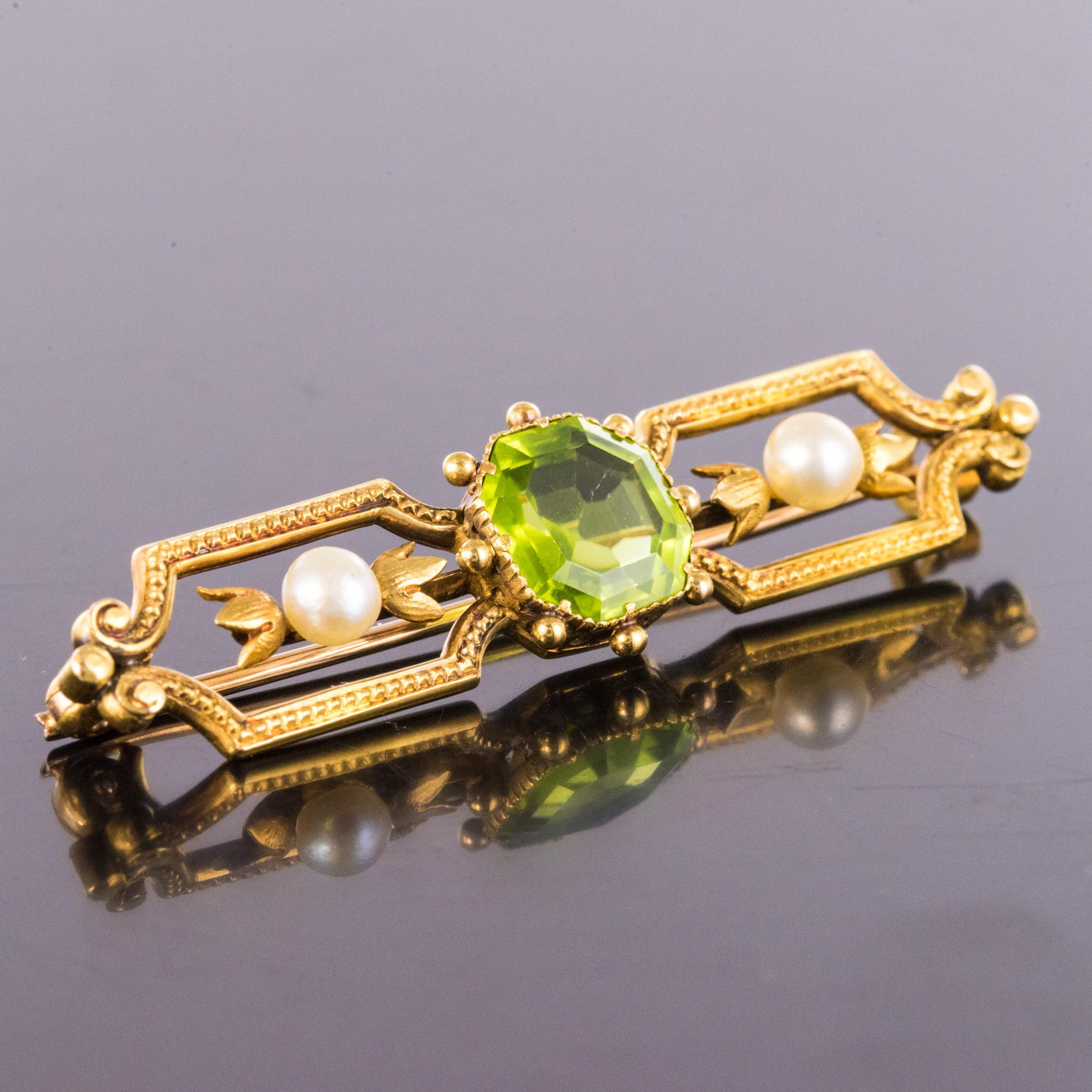 French 19th Century Peridot Natural Pearl 18 Karat Yellow Gold Brooch For Sale 4