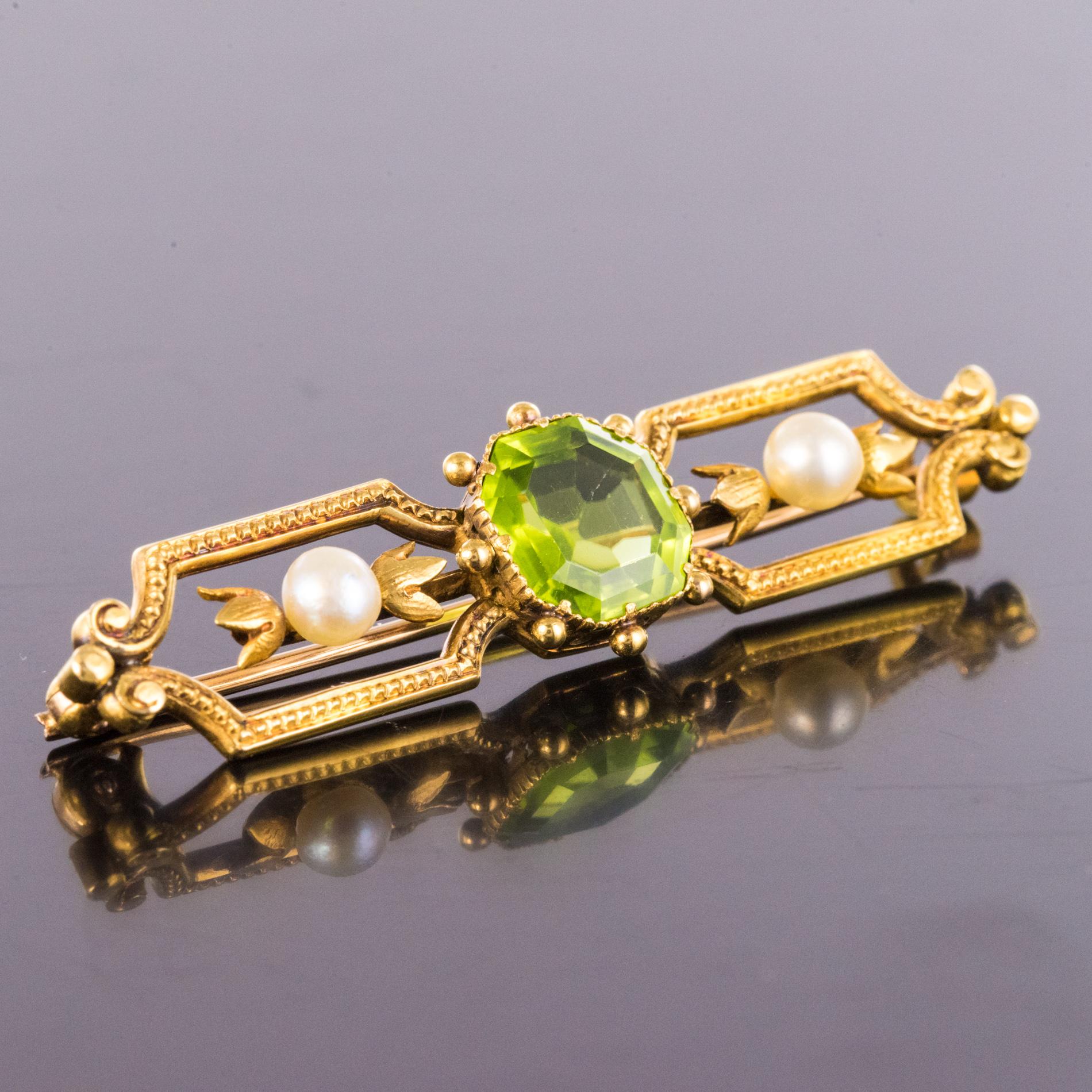 Französisch 19. Jahrhundert Peridot natürliche Perle 18 Karat Gelbgold Brosche im Angebot 4