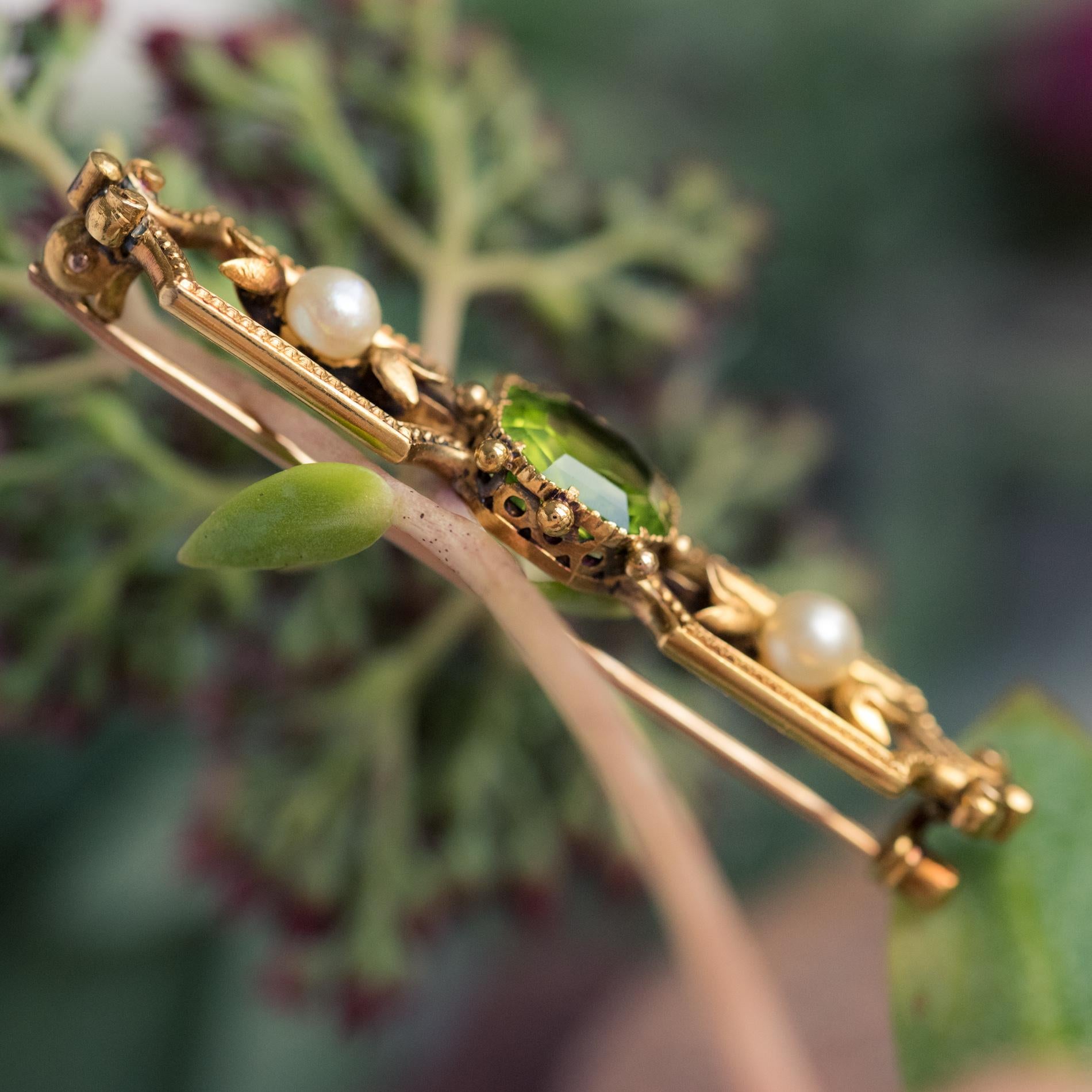 Broche franaise du 19me sicle en or jaune 18 carats avec perles naturelles et pridots en vente 5