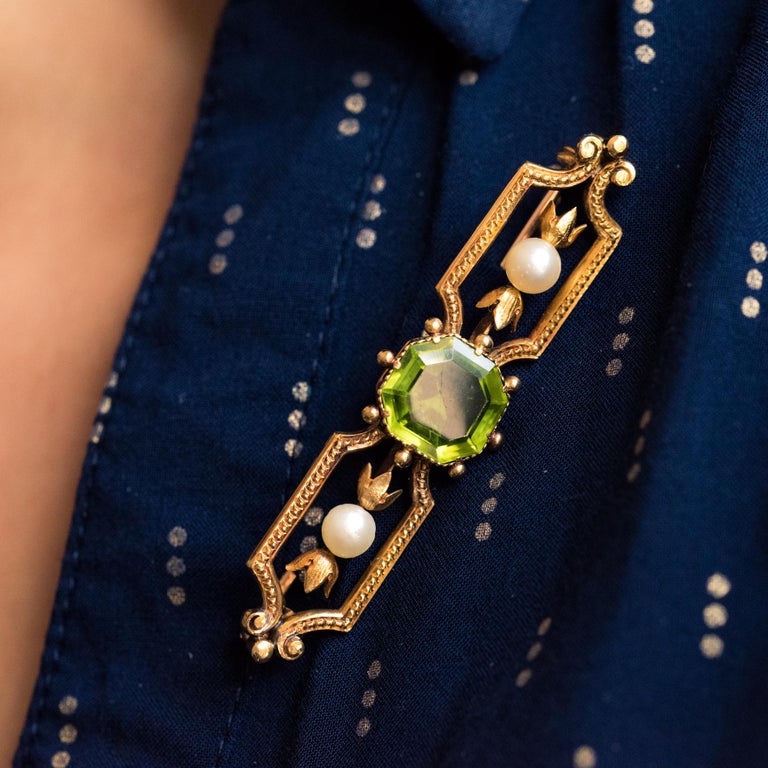 French 19th Century Peridot Natural Pearl 18 Karat Yellow Gold Brooch In Good Condition For Sale In Poitiers, FR
