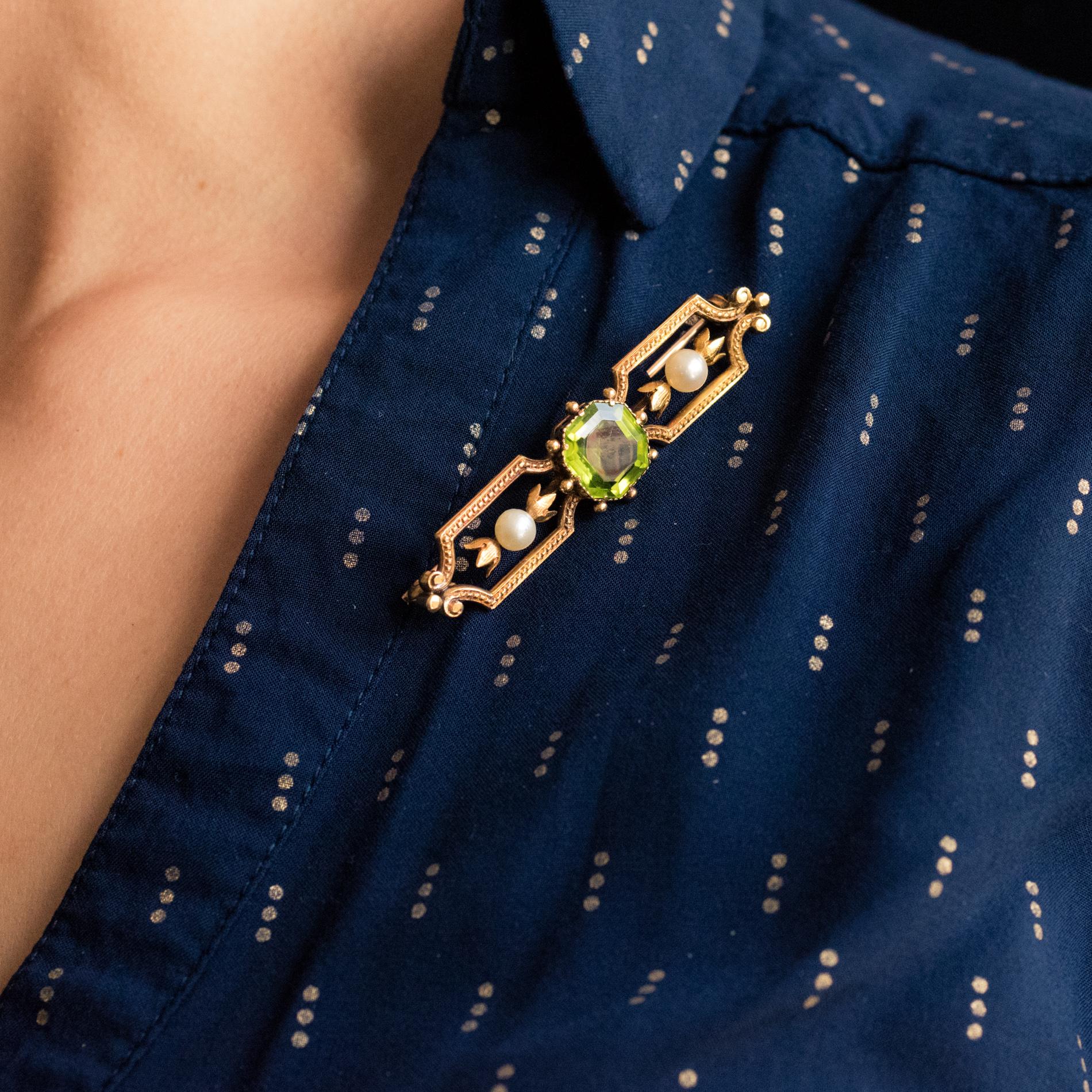 Broche franaise du 19me sicle en or jaune 18 carats avec perles naturelles et pridots en vente 1