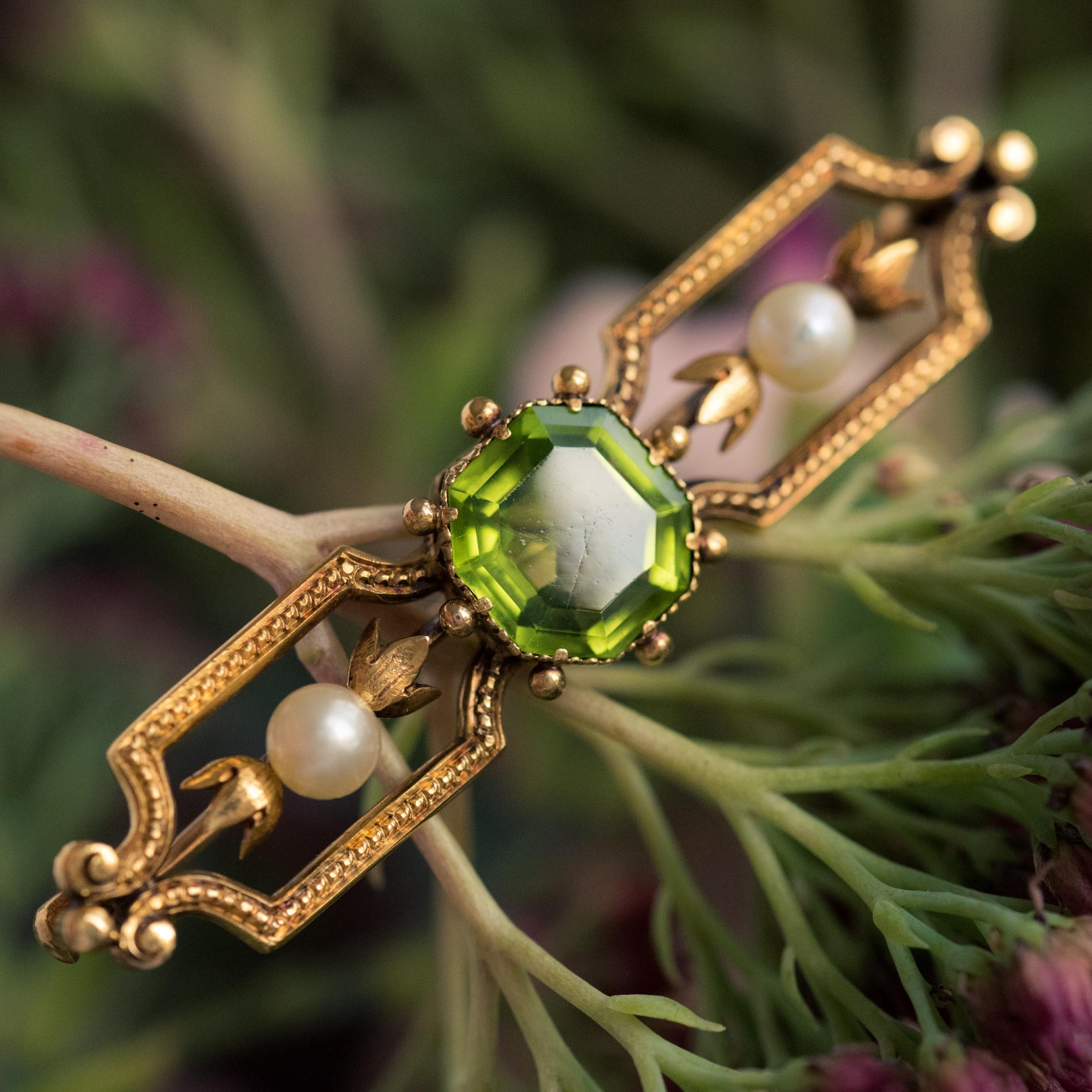 Französisch 19. Jahrhundert Peridot natürliche Perle 18 Karat Gelbgold Brosche im Angebot 2