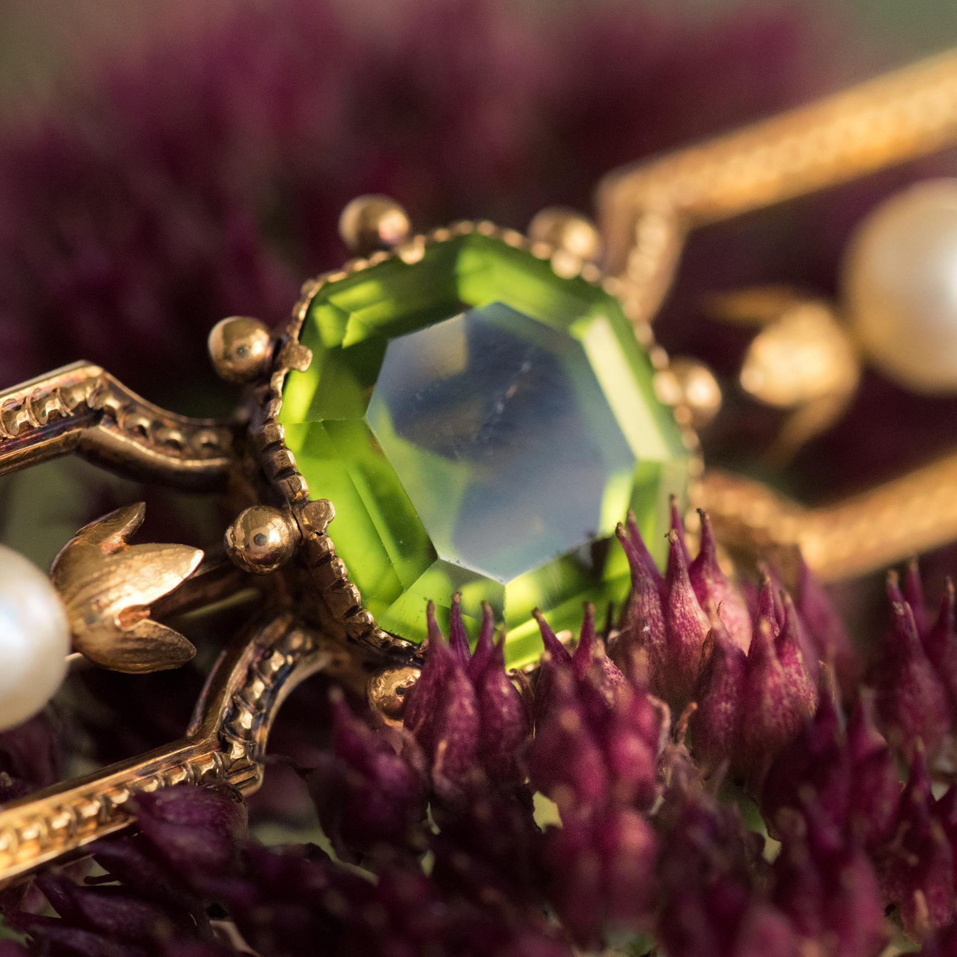 Französisch 19. Jahrhundert Peridot natürliche Perle 18 Karat Gelbgold Brosche im Angebot 3