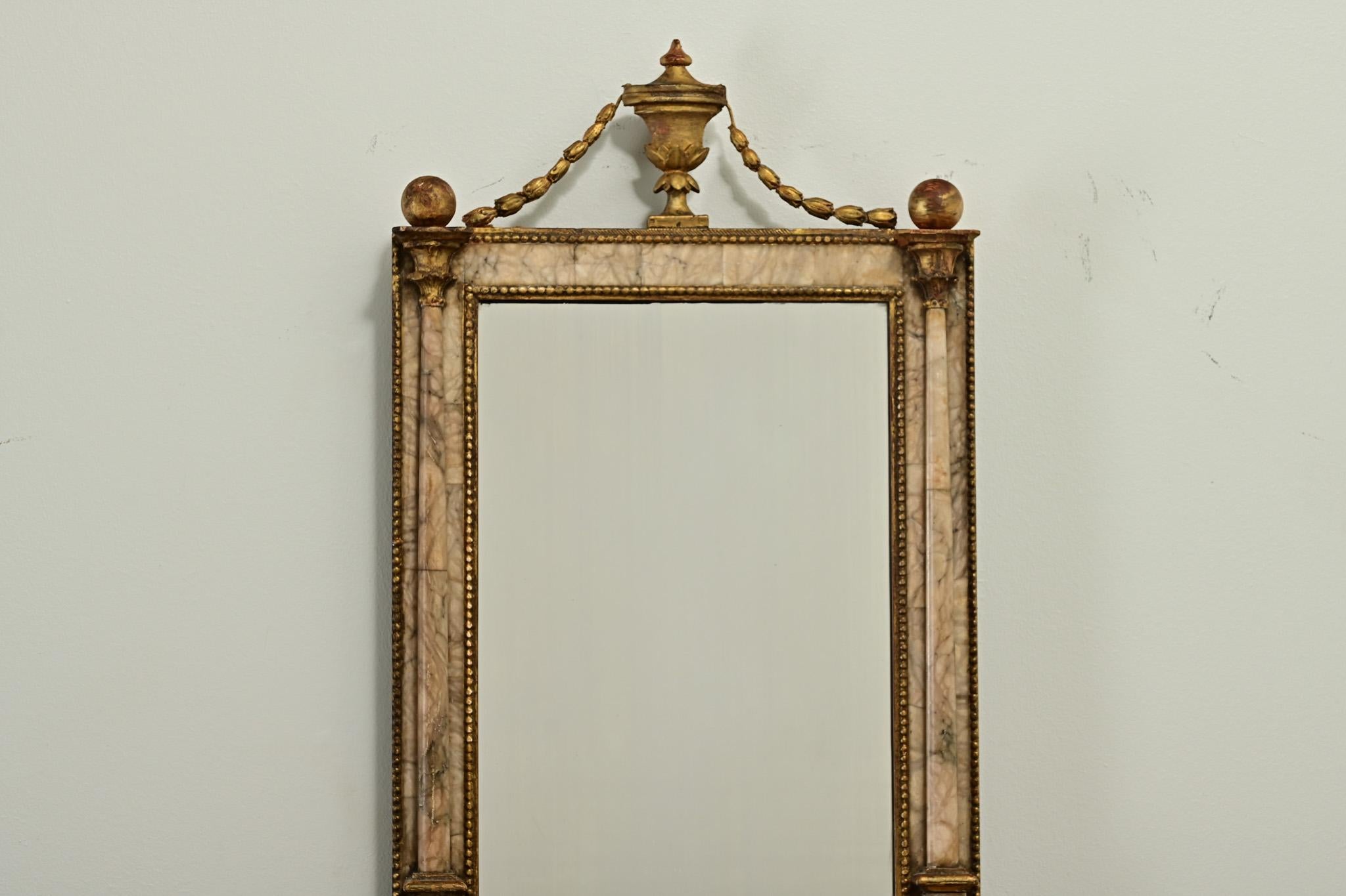 Autre Petit miroir en albâtre français du 19ème siècle en vente