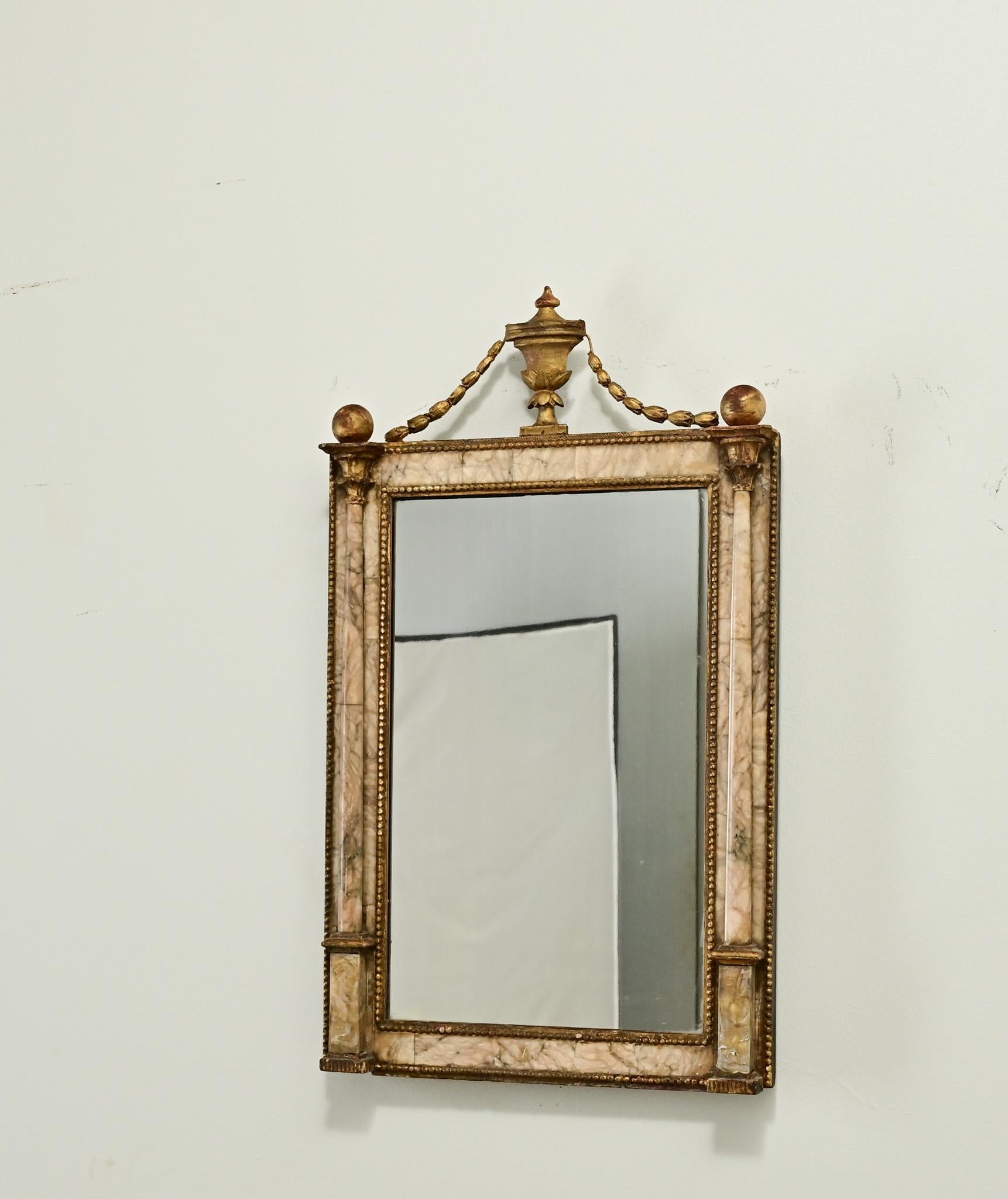 Laiton Petit miroir en albâtre français du 19ème siècle en vente