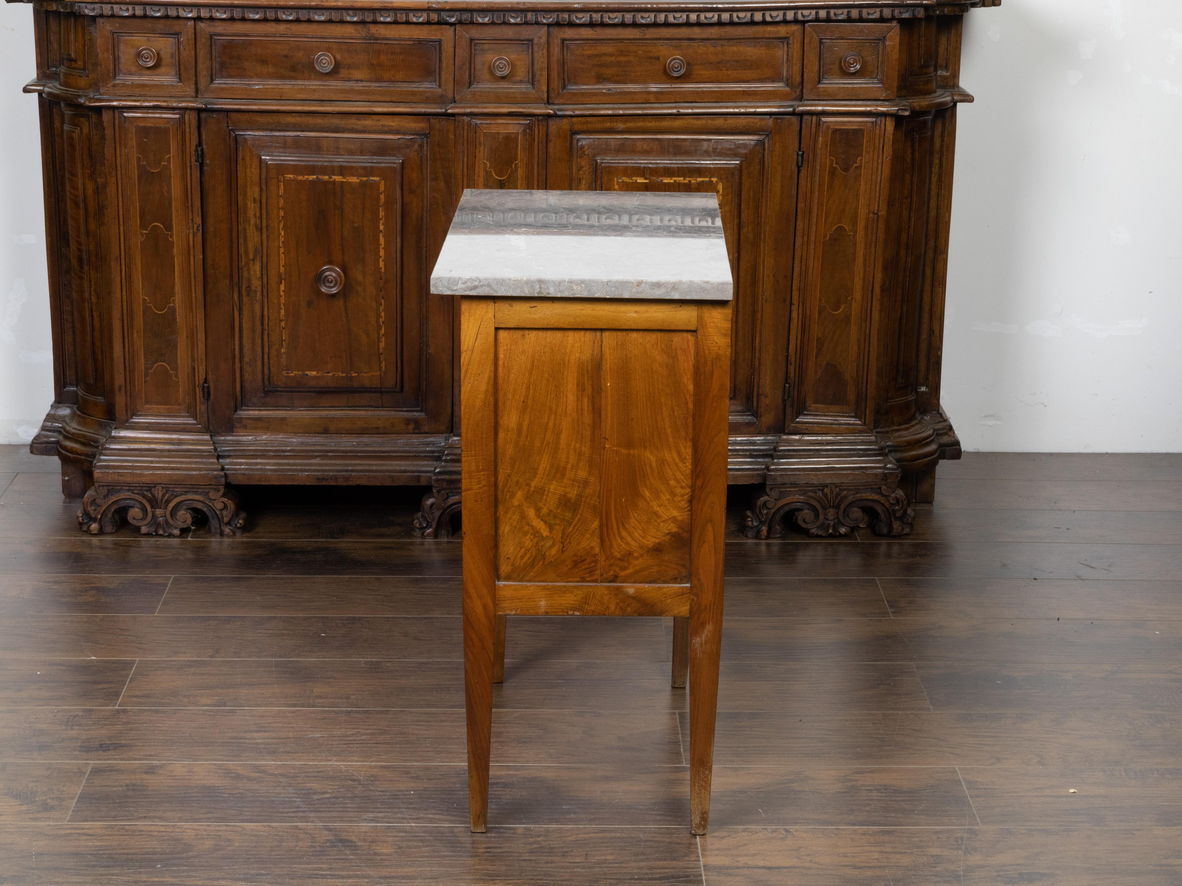 Francese Petite Commode francese del XIX secolo con piano in marmo grigio e due cassetti in vendita