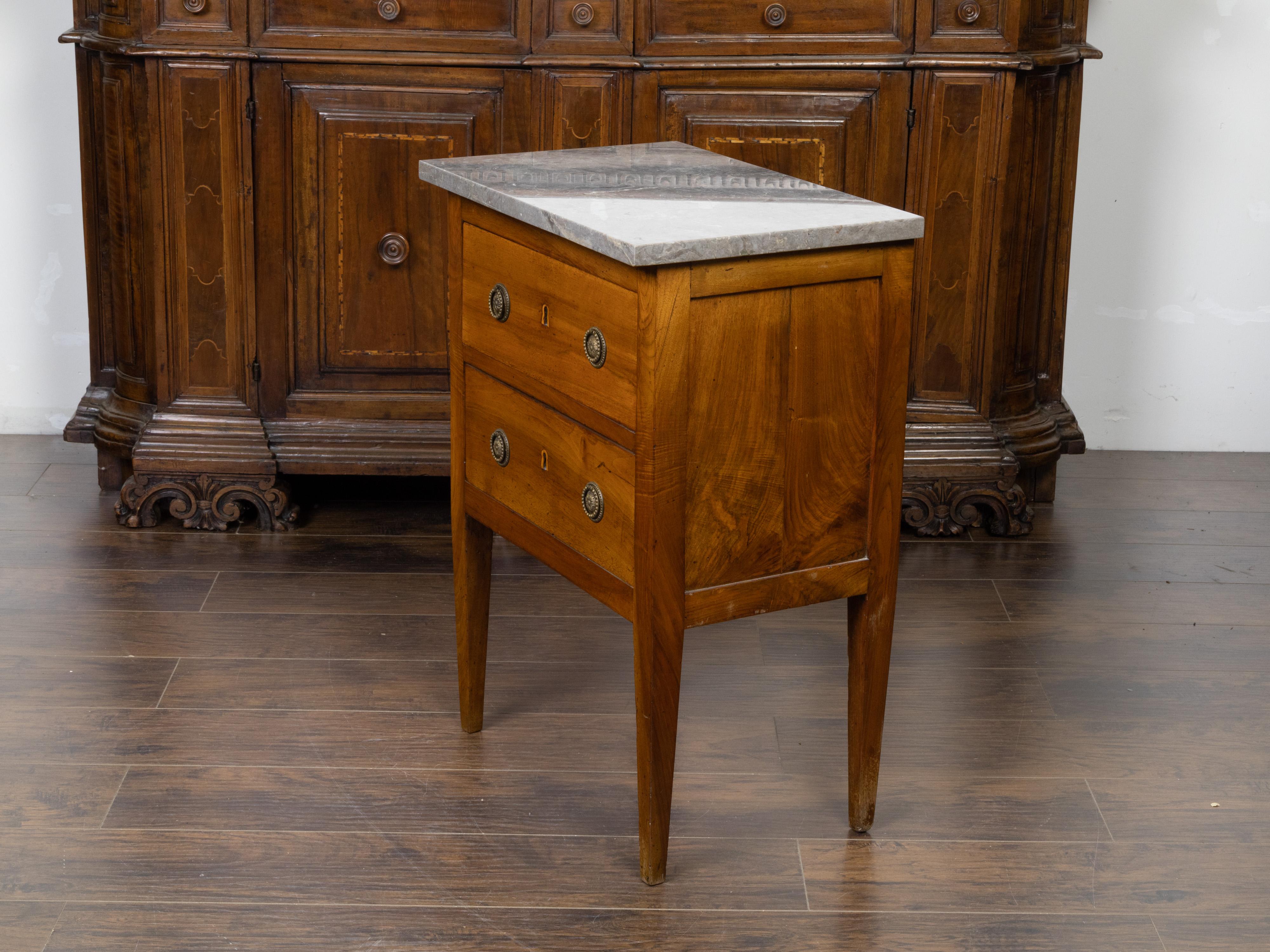 Petite Commode francese del XIX secolo con piano in marmo grigio e due cassetti in vendita 1