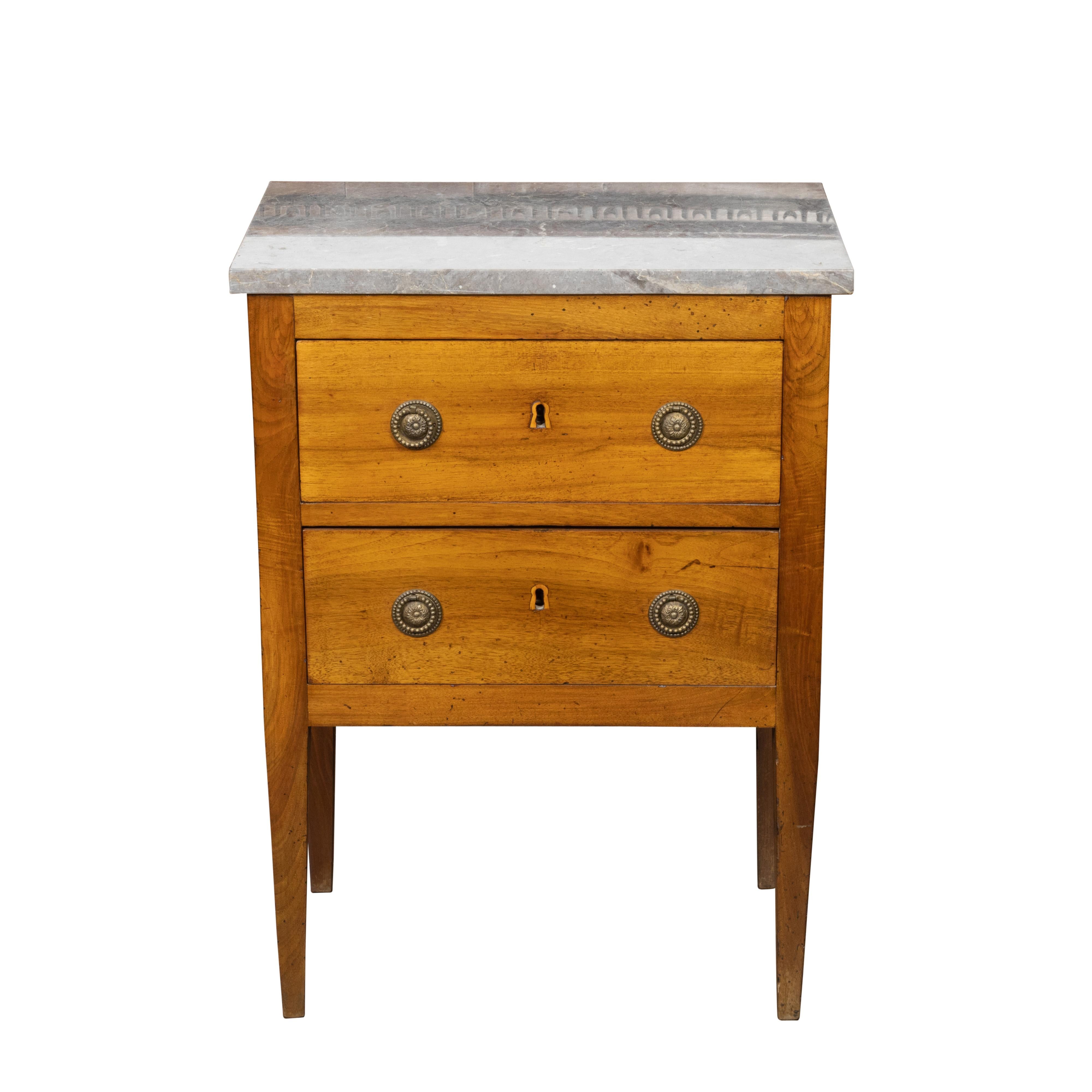 Petite commode française du 19ème siècle avec plateau en marbre gris et deux tiroirs en vente