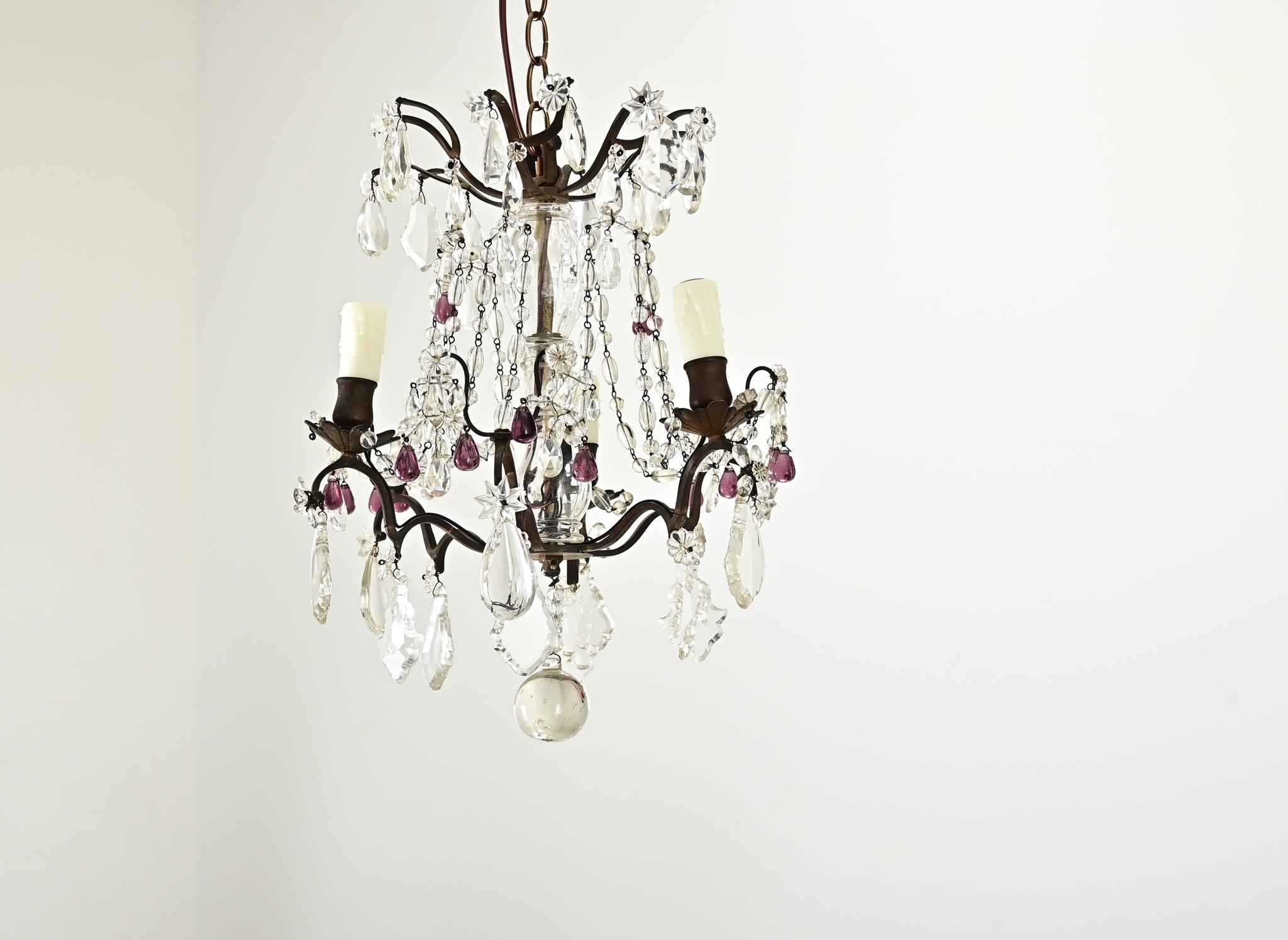 Un affascinante lampadario francese in bronzo e cristallo del XIX secolo per illuminare il tuo spazio con un tocco di stile bohémien o Belle Époque. Questo piccolo lampadario ha una struttura in bronzo scuro a più livelli che è ricoperta da pendoli,