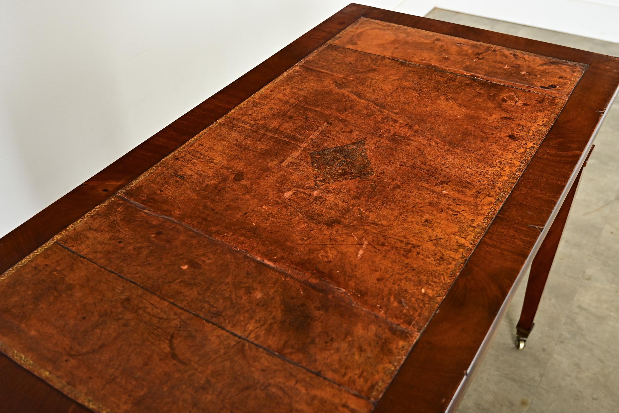 French 19th Century Petite Directoire Desk In Good Condition For Sale In Baton Rouge, LA