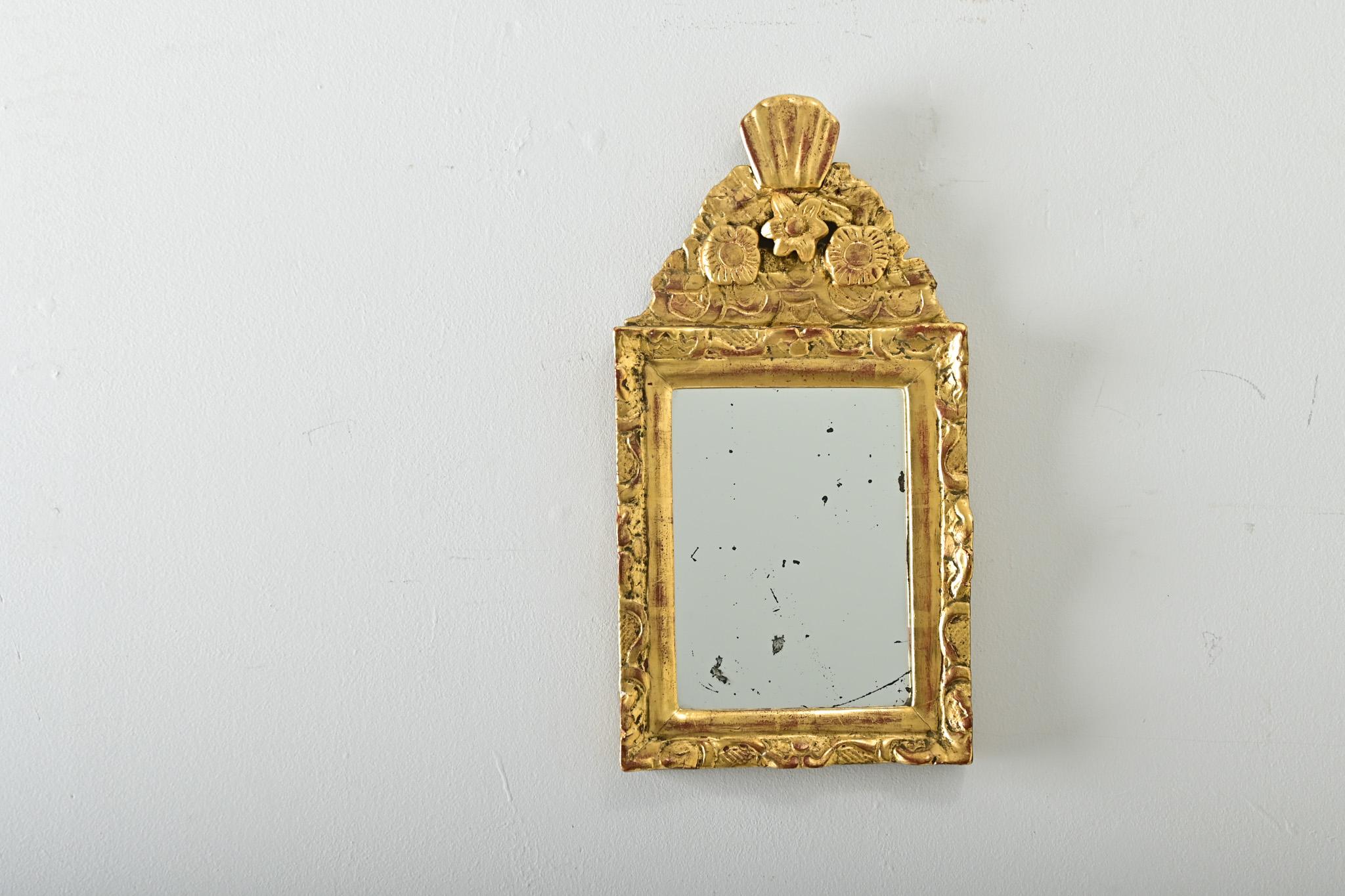 Pequeño espejo dorado francés del siglo XIX Luis XVI en venta