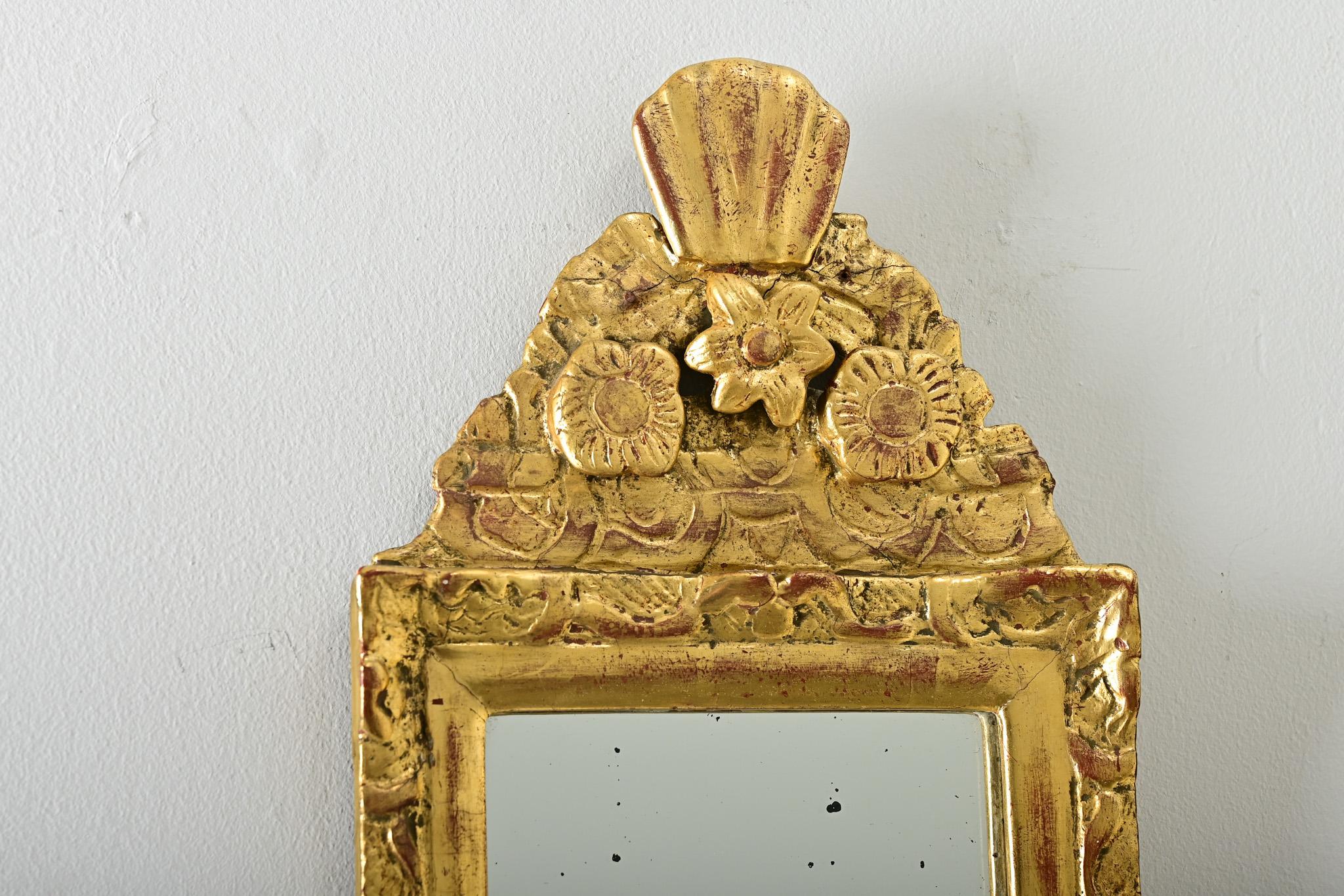 Pequeño espejo dorado francés del siglo XIX Tallado en venta