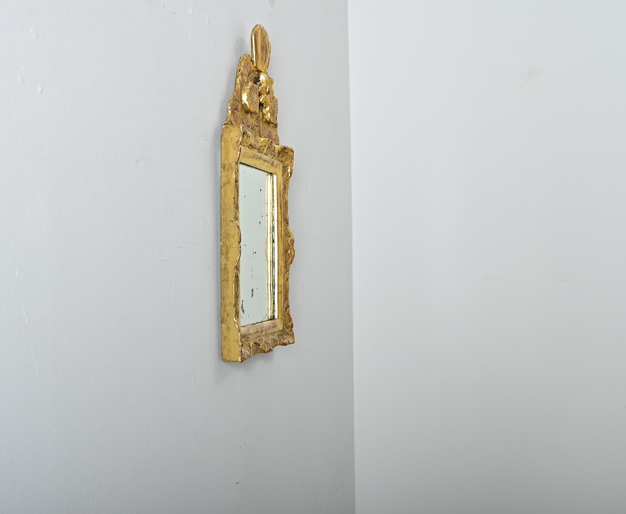 Pequeño espejo dorado francés del siglo XIX en venta 1