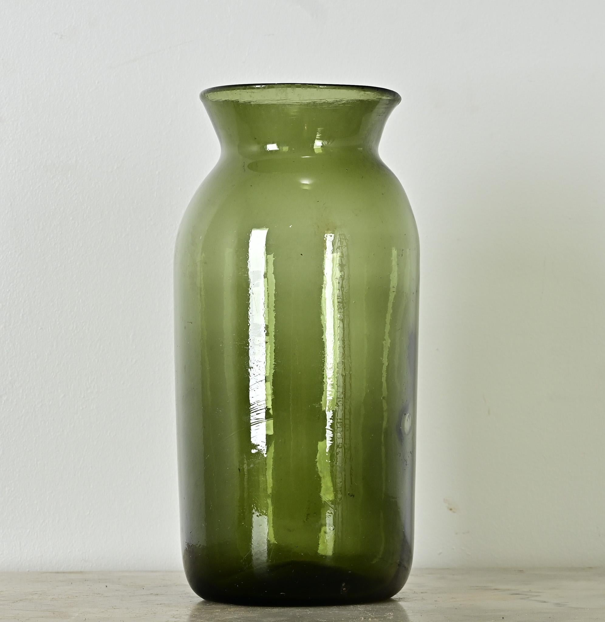 Un bellissimo barattolo in vetro verde oliva proveniente dalla Francia, del XVIII secolo. Originariamente utilizzato per conservare verdure, frutta, tartufi e altri prodotti alimentari, oggi questo vaso è meraviglioso e può essere collocato in tutta