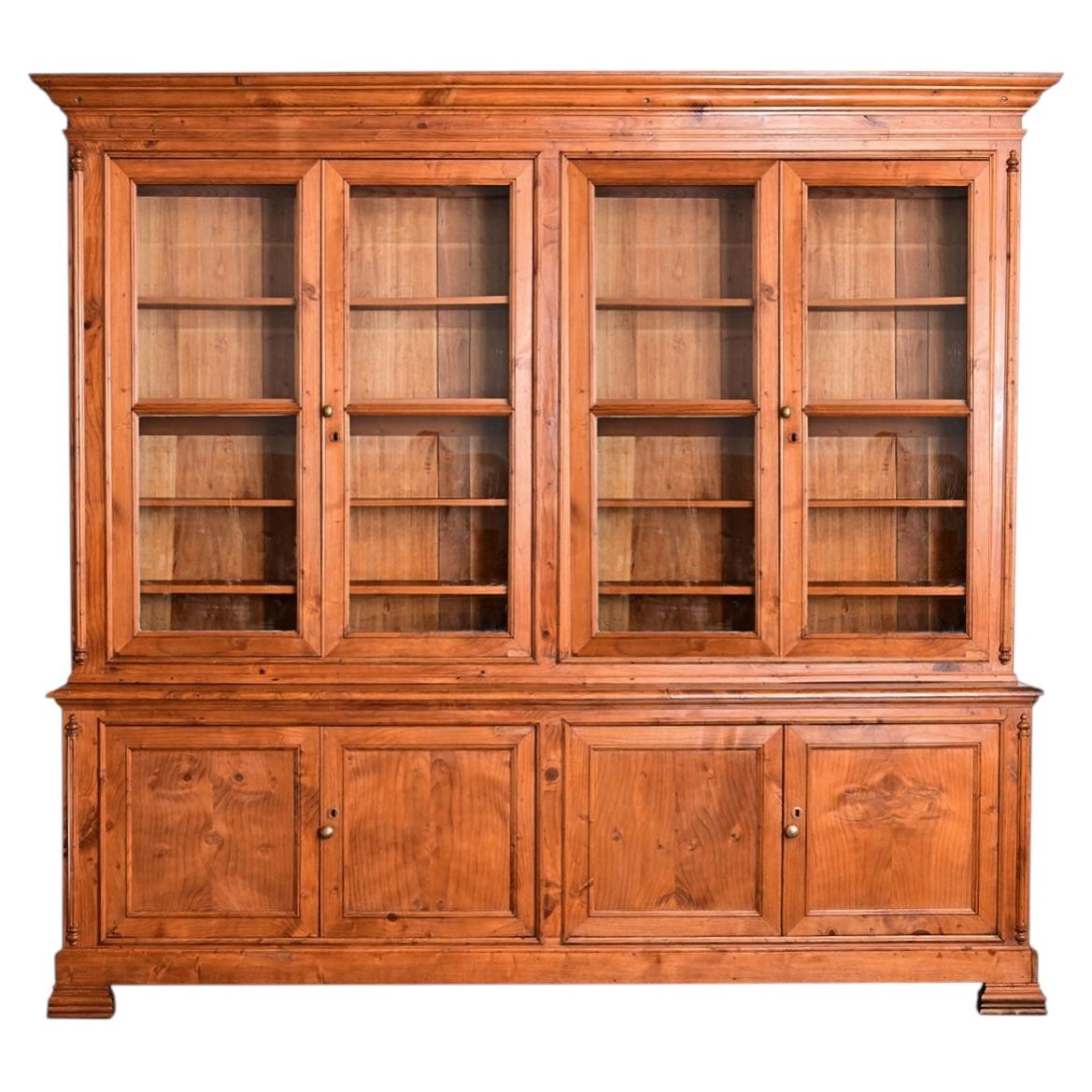Biblioteca francese del XIX secolo in pino e con ante in vetro