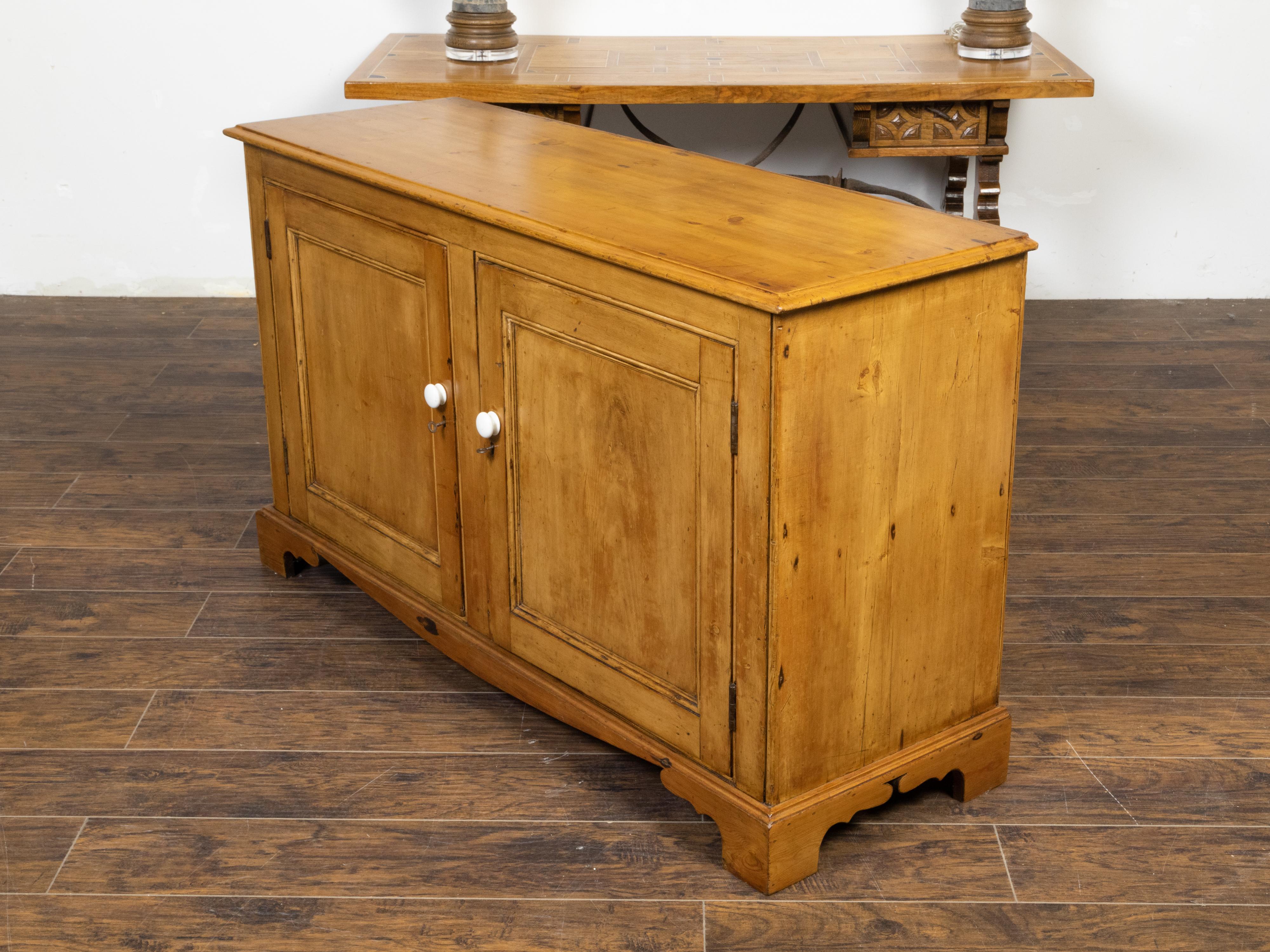 French 19th Century Pine Buffet with Two Doors and Carved Ogee Bracket Feet For Sale 5