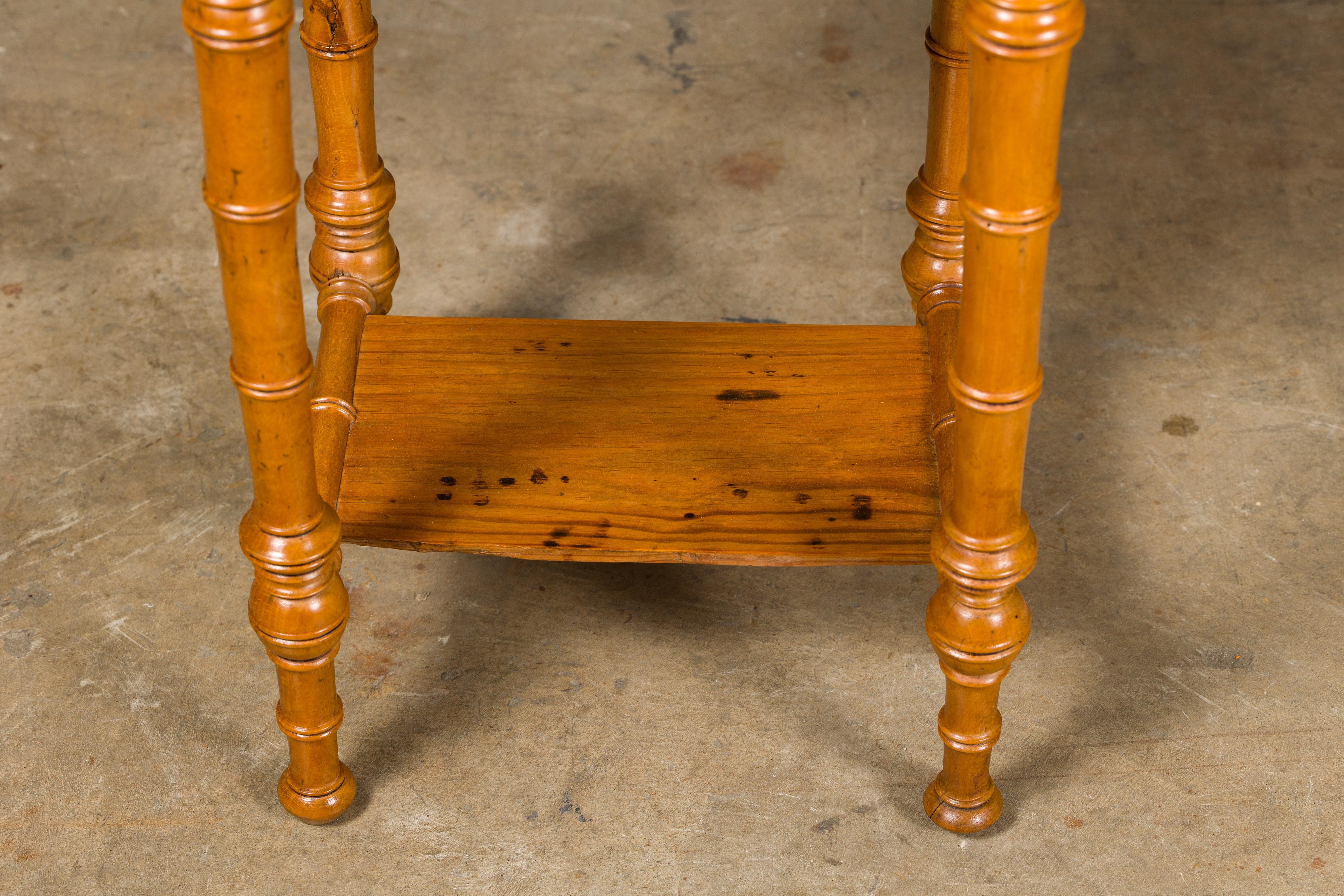 Table d'appoint française du 19ème siècle en pin et faux bambou avec plateau en marbre, porte et tiroir en vente 3