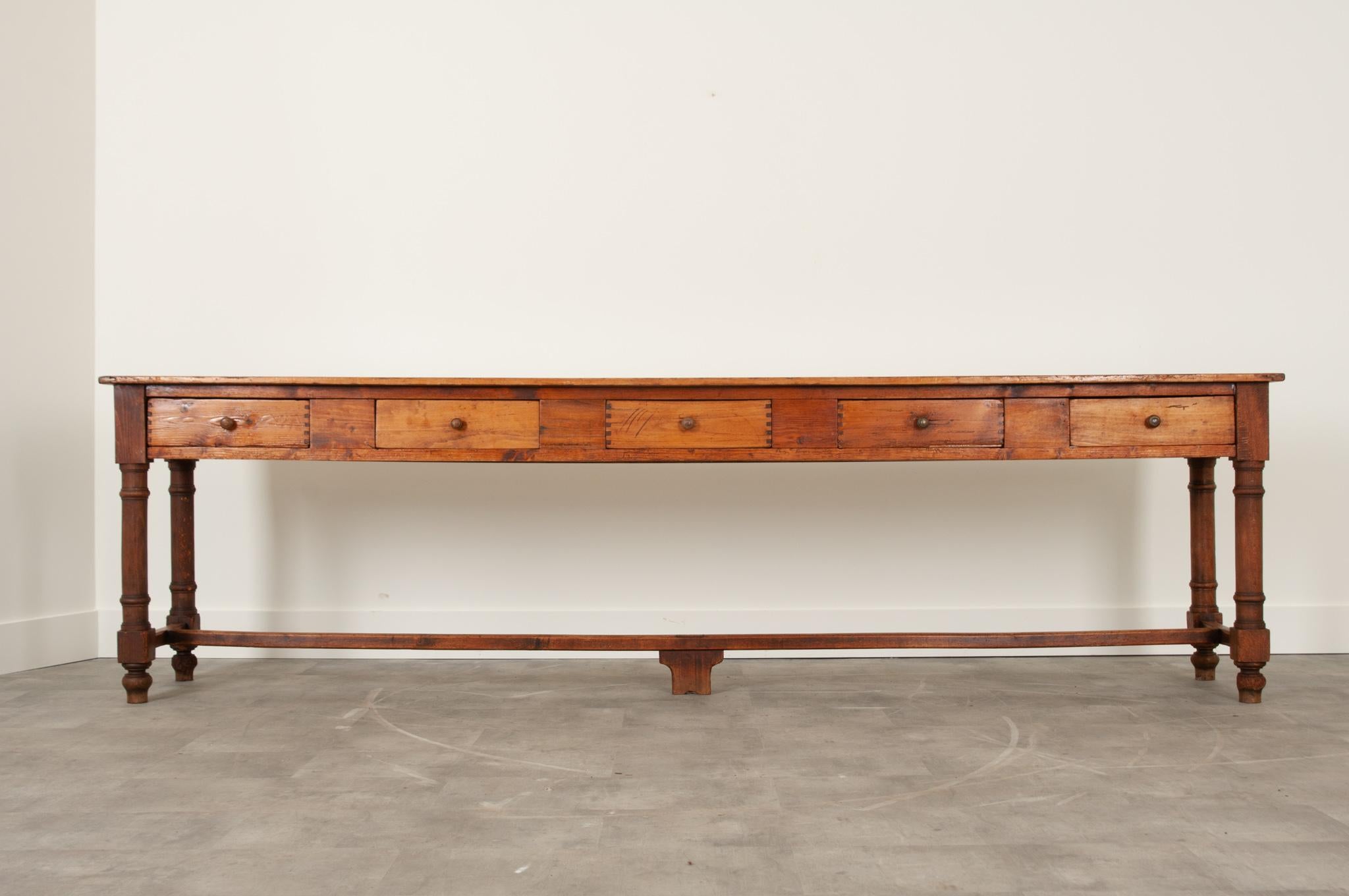 A massive long and narrow work table with 5 drawers that can be pulled out in both directions. Perfect for any hallway, center table or behind a sofa, this is the ideal narrow table you’ve been looking for. Made of oak and pine, this mixed wood