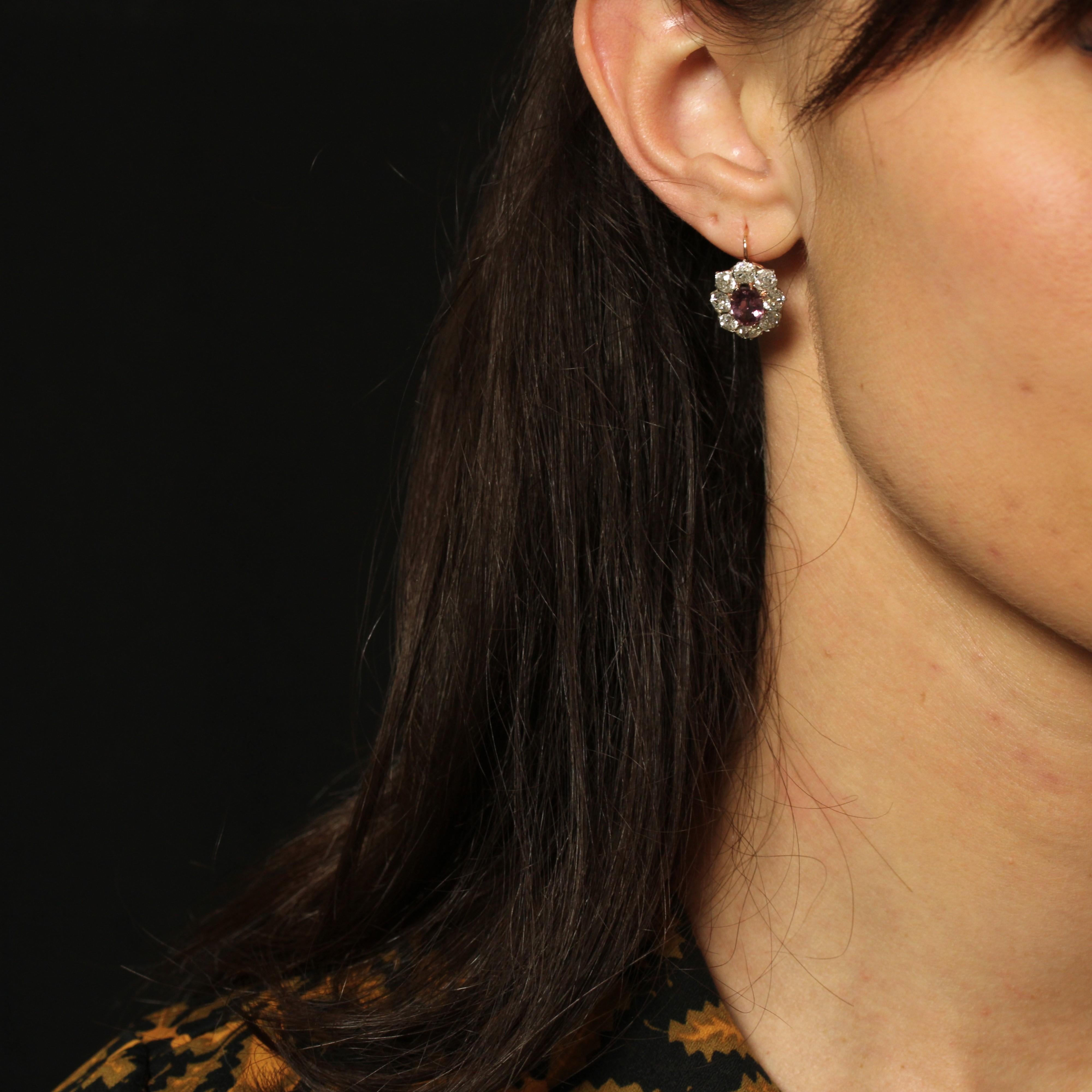 For pierced ears.
Earrings in 18 karat rose and white gold, eagle head hallmark.
Feminine and elegant, each oval-shaped sleeper earring features a claw-retained pink sapphire in the center. Eight brilliant-cut diamonds surround the central pink