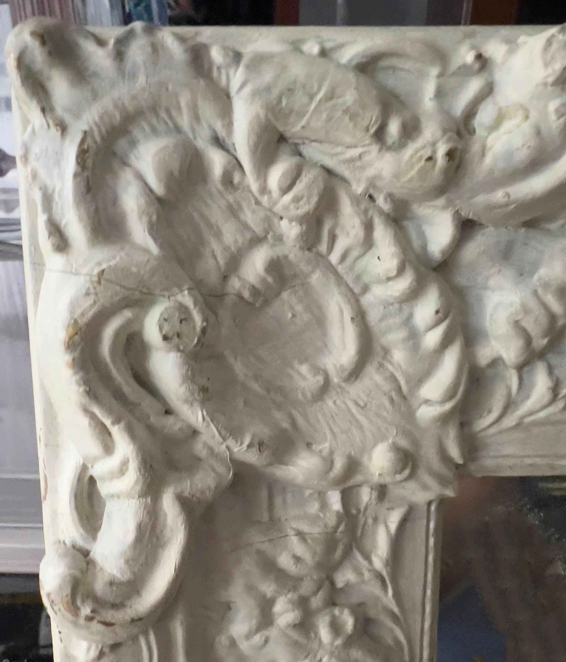 Uno specchio antico splendidamente decorato con vernice bianca. Un complemento perfetto per una sala da pranzo o una camera da letto. Francese, circa 1890.