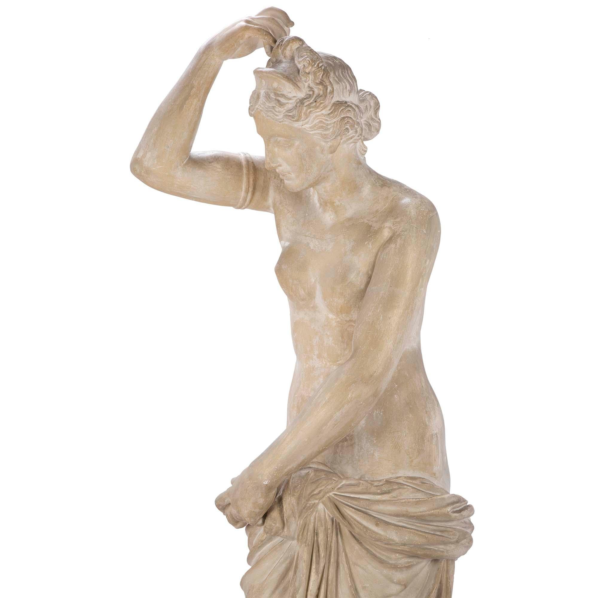Französische Gipsstatue einer Jungfrau im neoklassischen Stil des 19. Jahrhunderts im Angebot 1