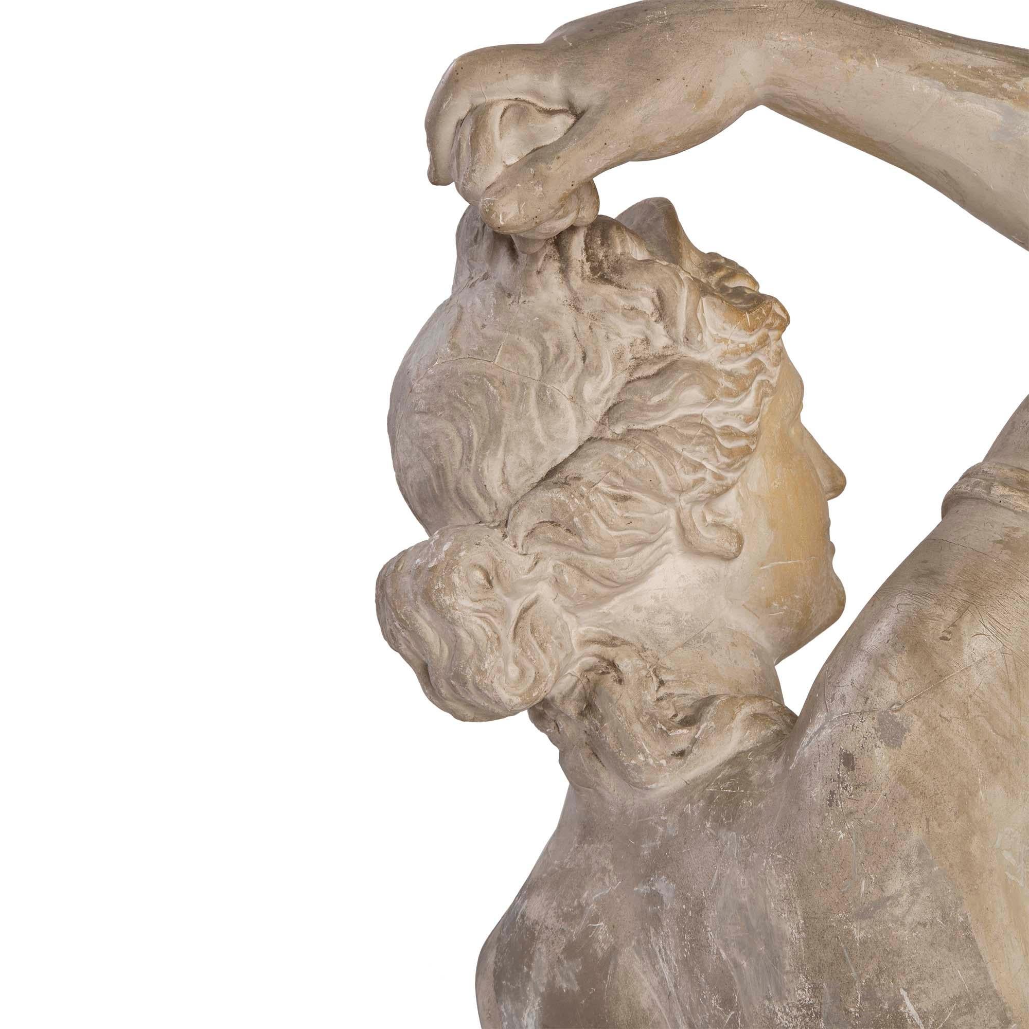 Französische Gipsstatue einer Jungfrau im neoklassischen Stil des 19. Jahrhunderts im Angebot 3