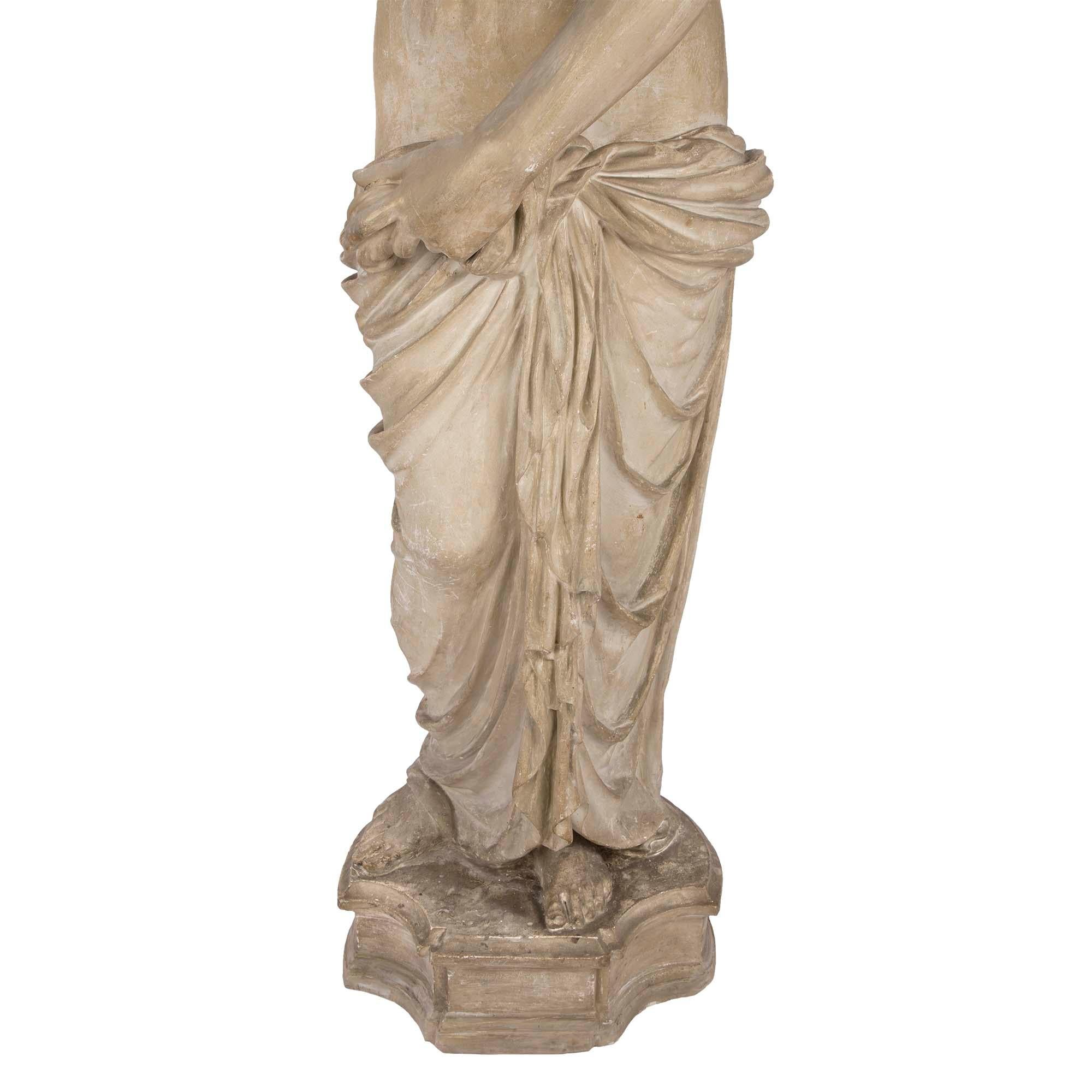 Französische Gipsstatue einer Jungfrau im neoklassischen Stil des 19. Jahrhunderts im Angebot 4