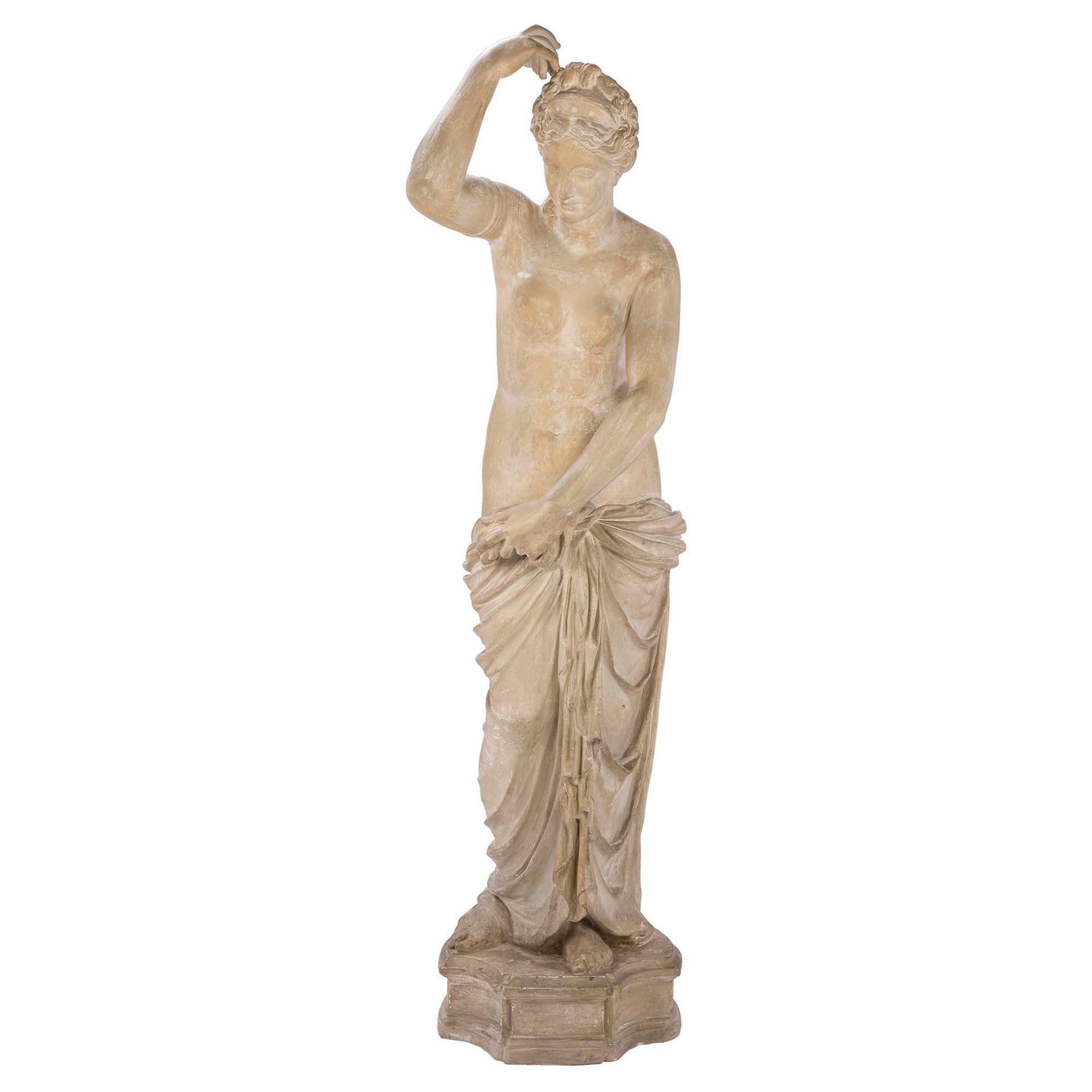 Statue française d'une jeune fille en plâtre de style néoclassique du XIXe siècle