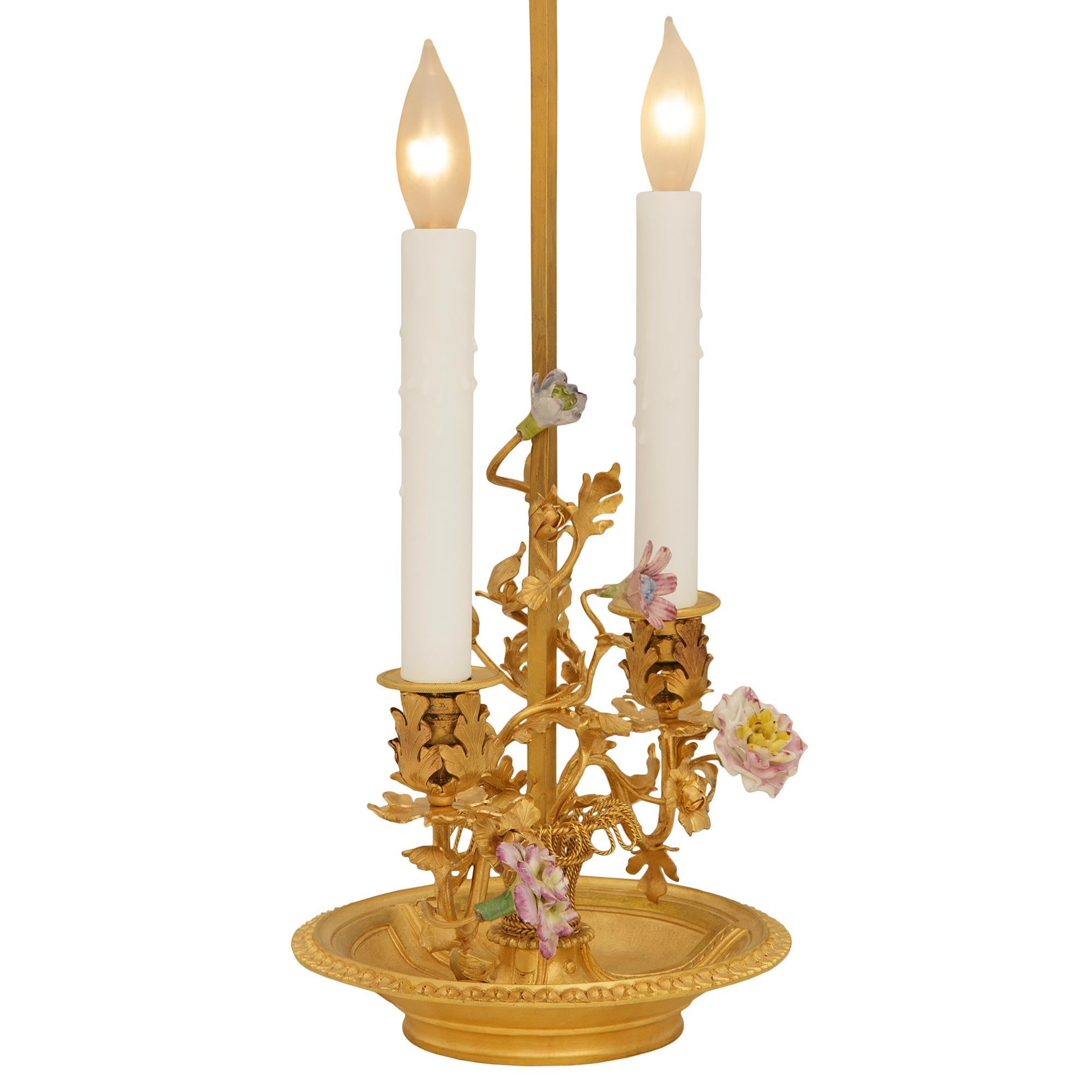 Lámpara Bouillotte francesa del siglo XIX de porcelana, metal dorado y ormolu Luis XVI en venta