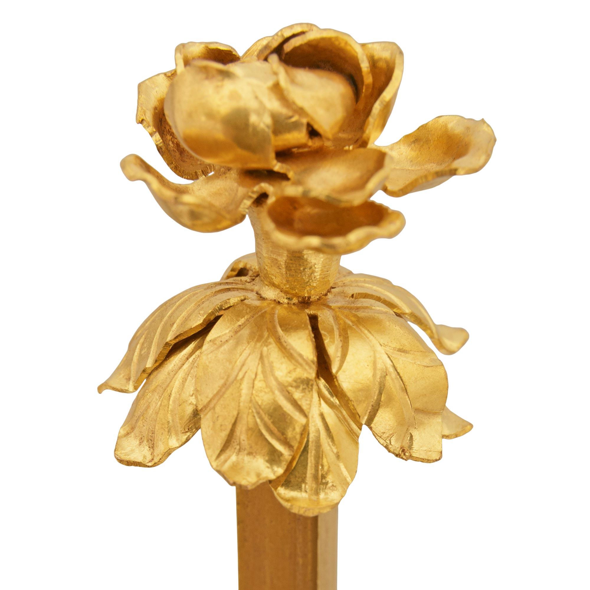 Lámpara Bouillotte francesa del siglo XIX de porcelana, metal dorado y ormolu Francés en venta